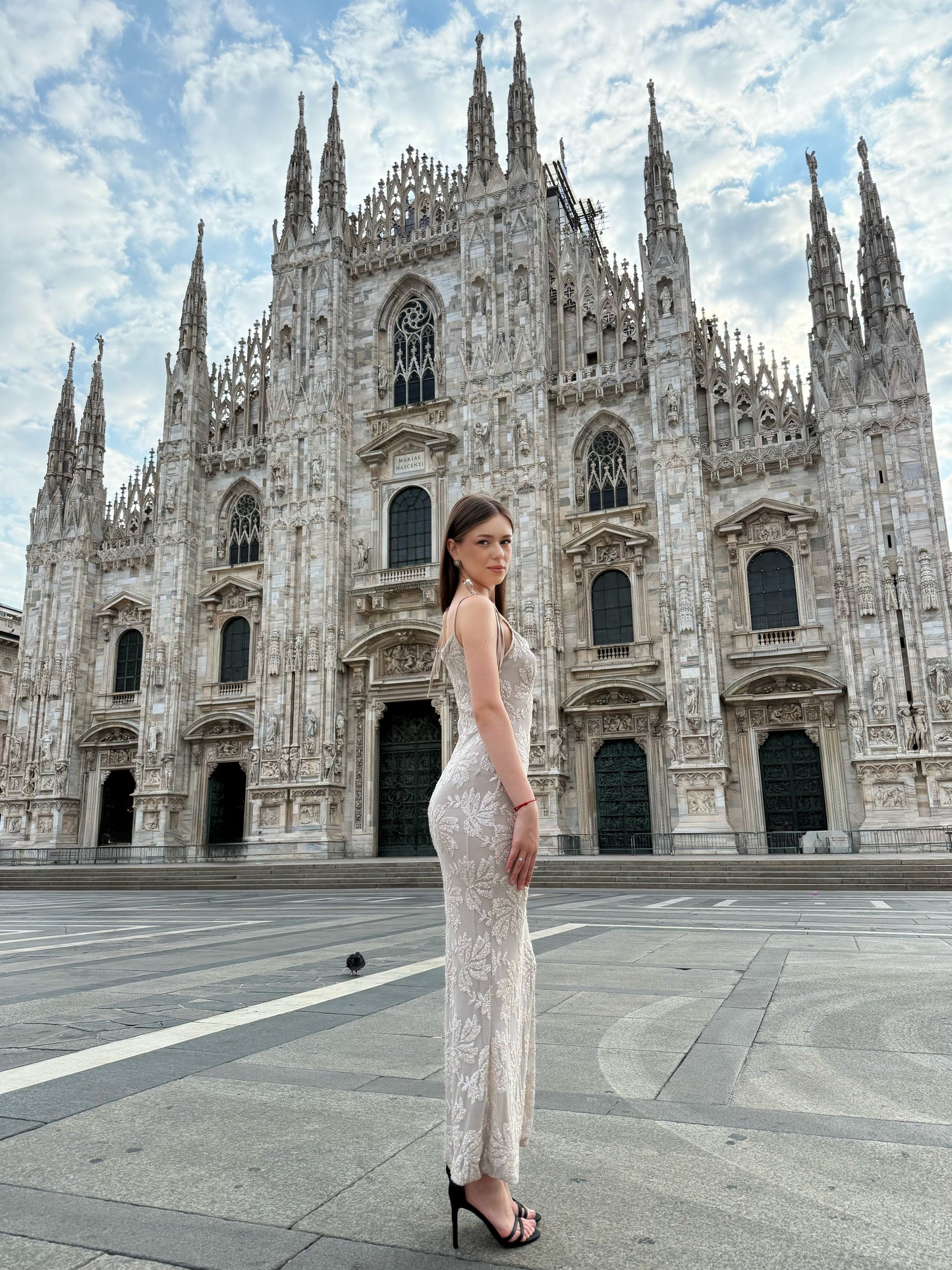 Abito “Melvya” – Vestito Lungo Beige con Spalline Sottili e Ricami Floreali in Rilievo