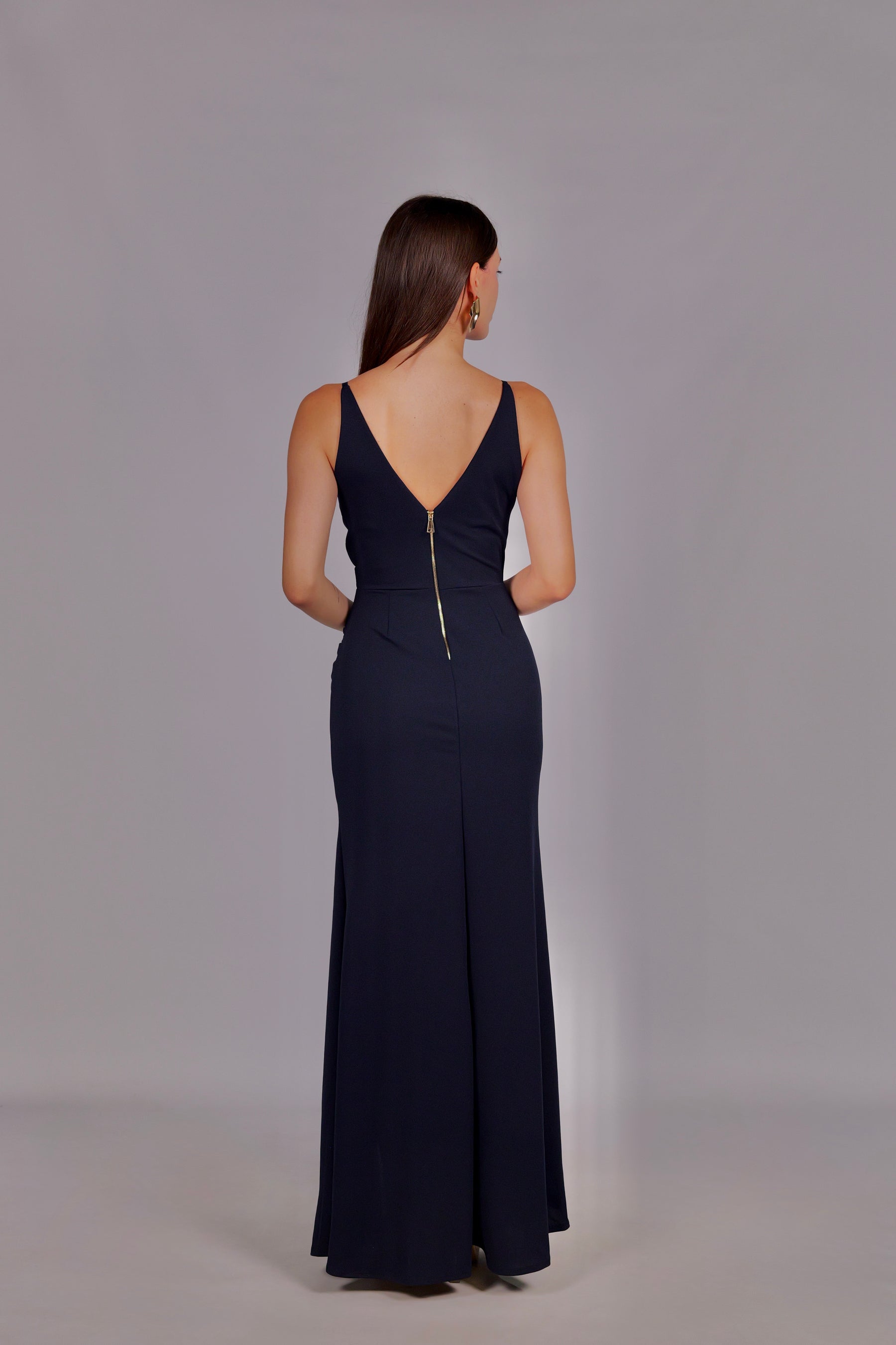 Abito “Loreta” – Eleganza drappeggiata con spacco frontale