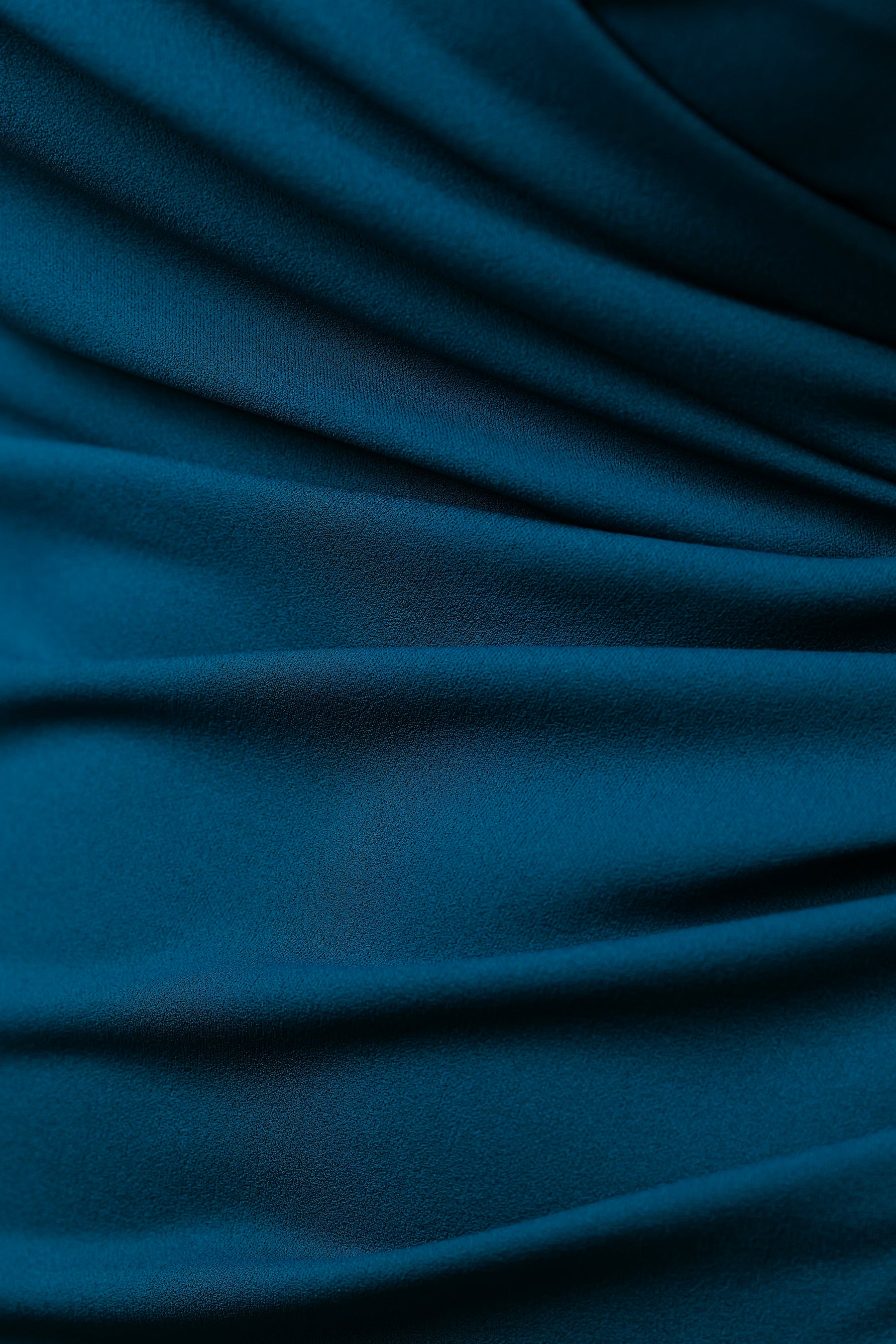 Abito “Loreta” – Eleganza drappeggiata con spacco frontale