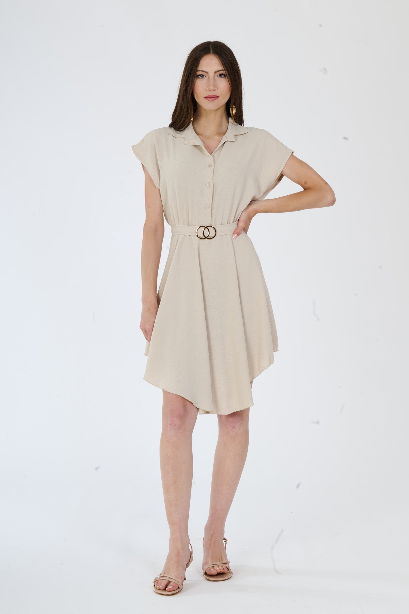 Abito beige a camicia con maniche corte e fascia in vita, stile elegante e minimalista.
