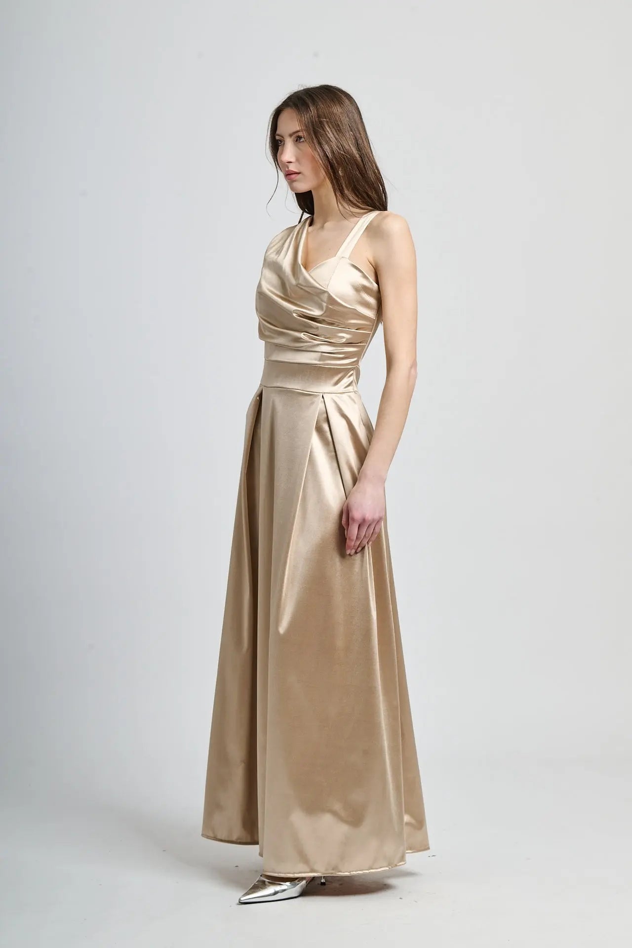 Abito beige da sera, design fluido e rassicurante con gonna ampia.