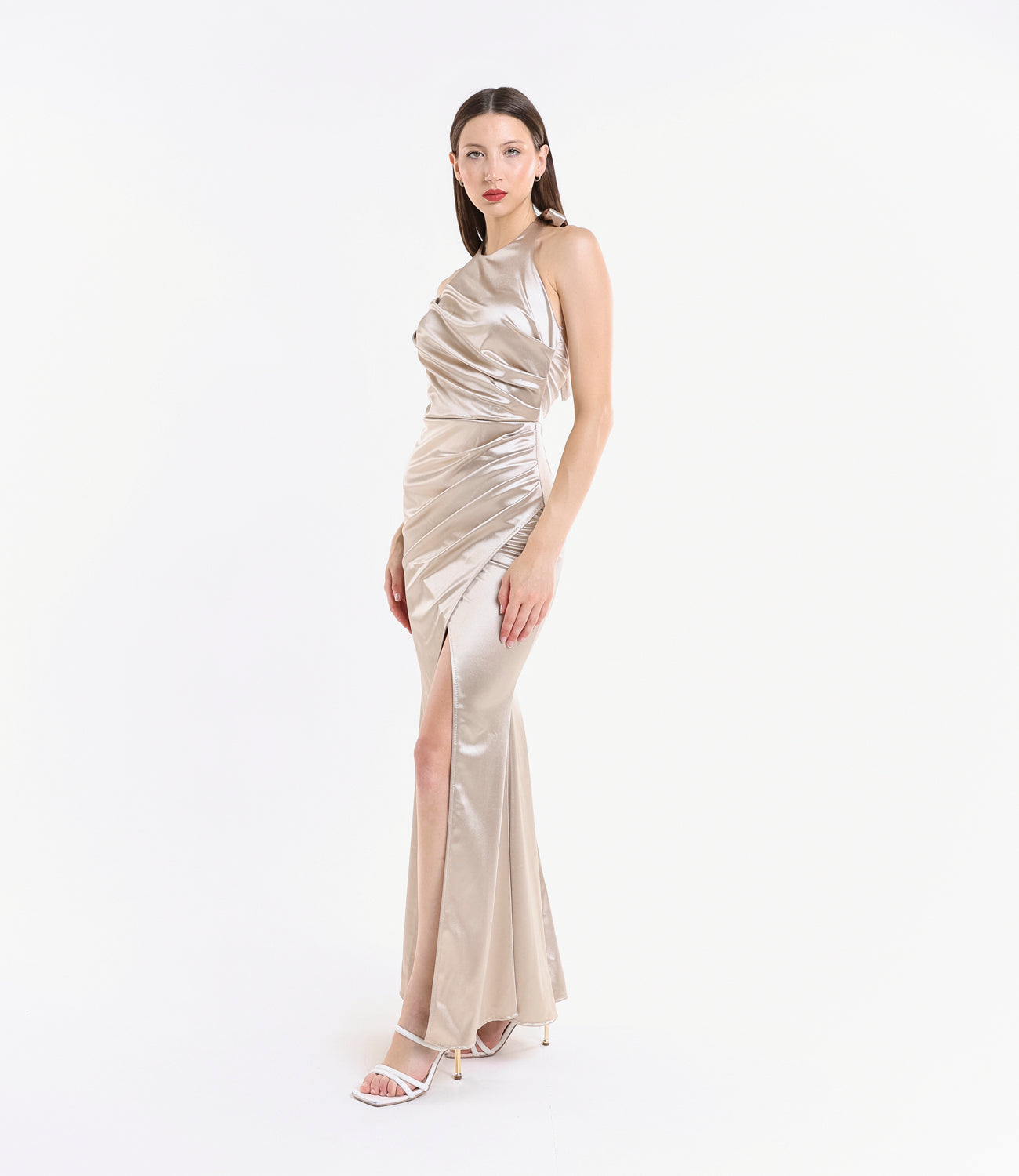 Abito beige da sera con scollo a halter e fessura laterale