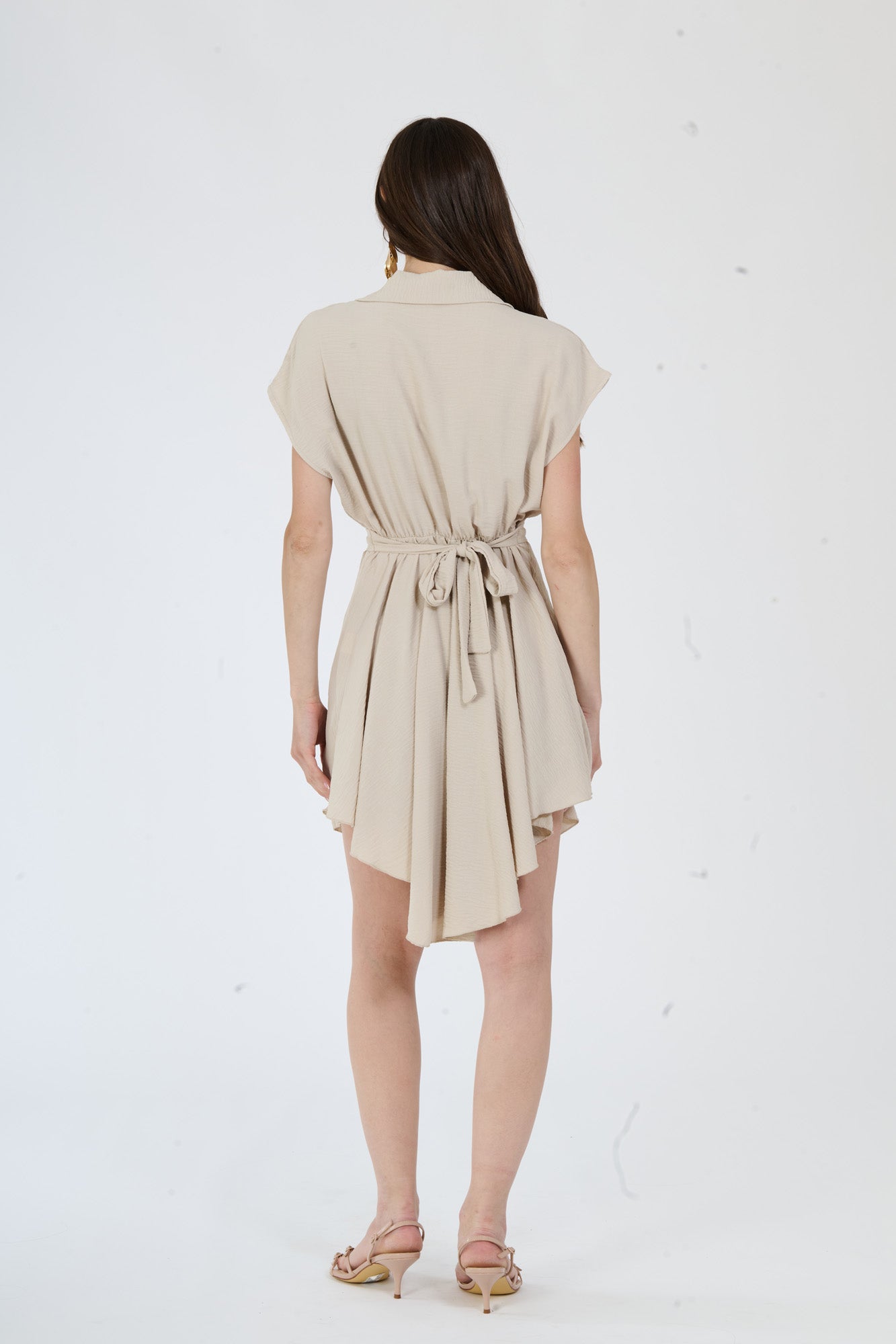 Abito beige in tessuto leggero con maniche corte e fascia decorativa, per uno stile casual-chic.