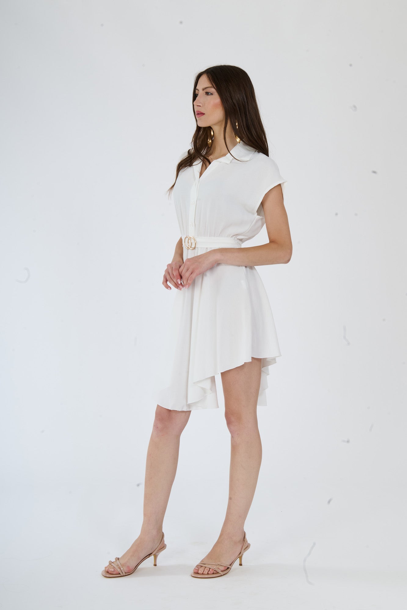 Abito bianco in tessuto fresco con maniche corte e fascia sottile, per uno stile leggero e rinfrescante.