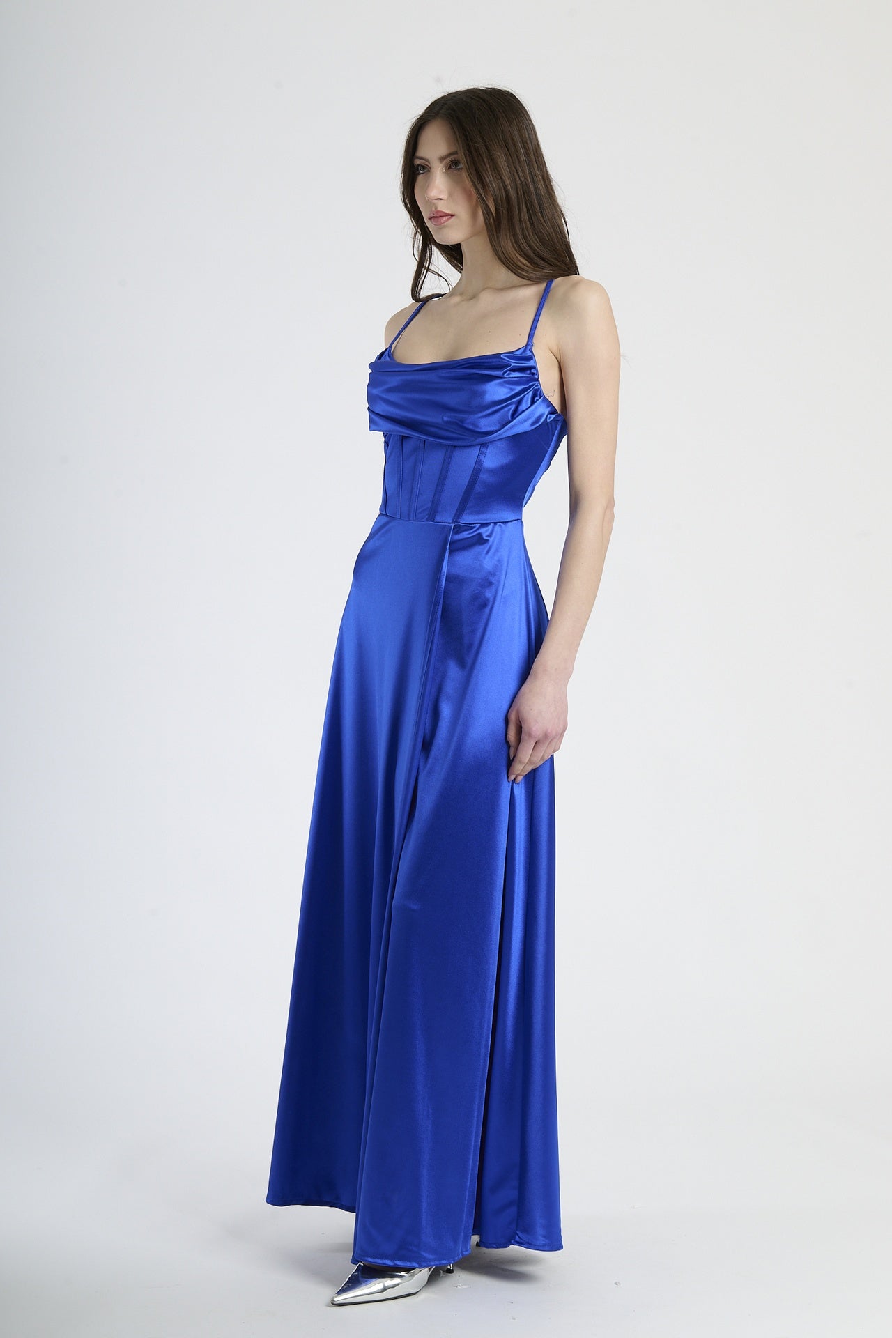 Abito da evento bluette, ideale per un look tranquillo ed elegante.
