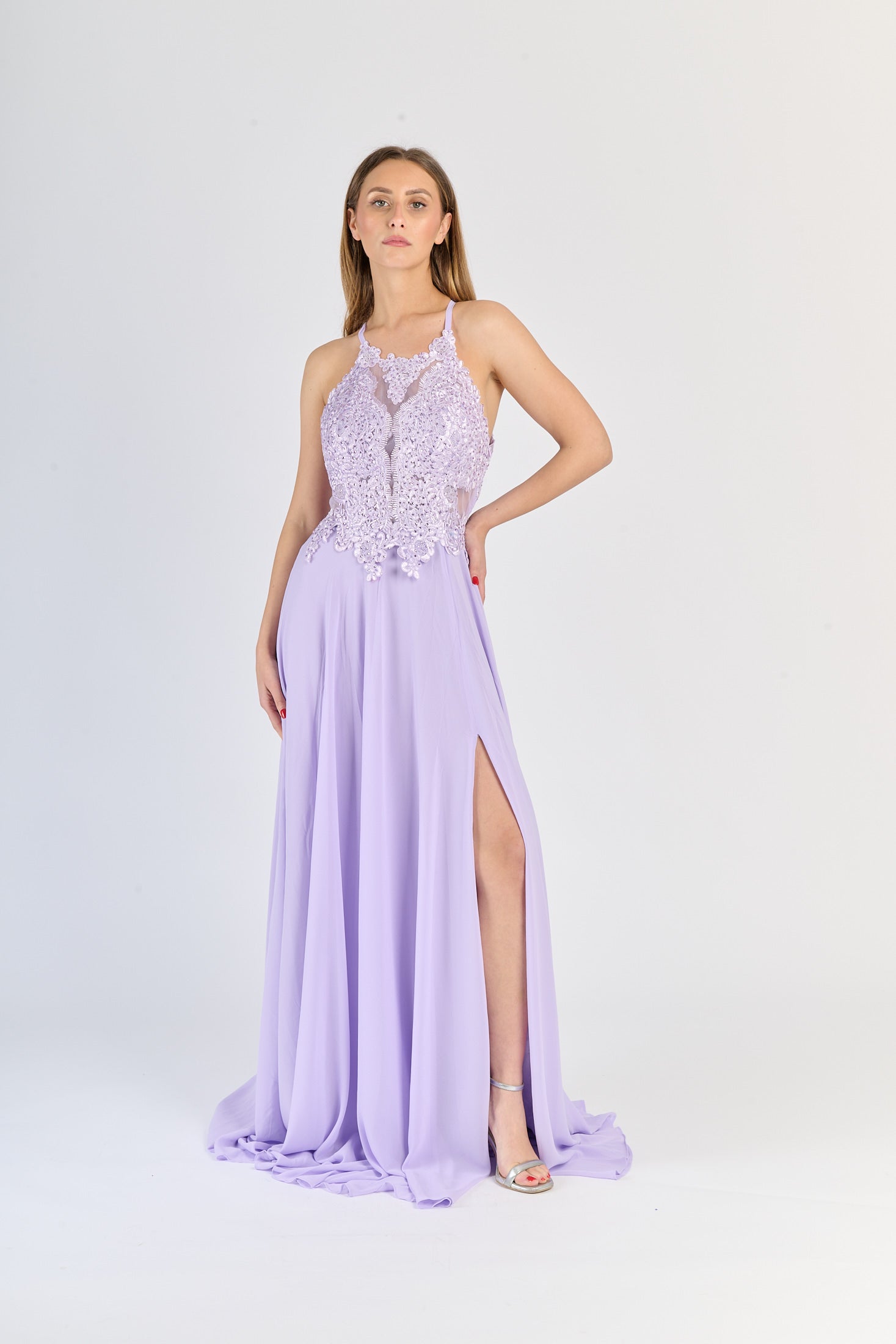 Abito da sera Lilla con pizzo sul busto e gonna fluida, slittino elegante
