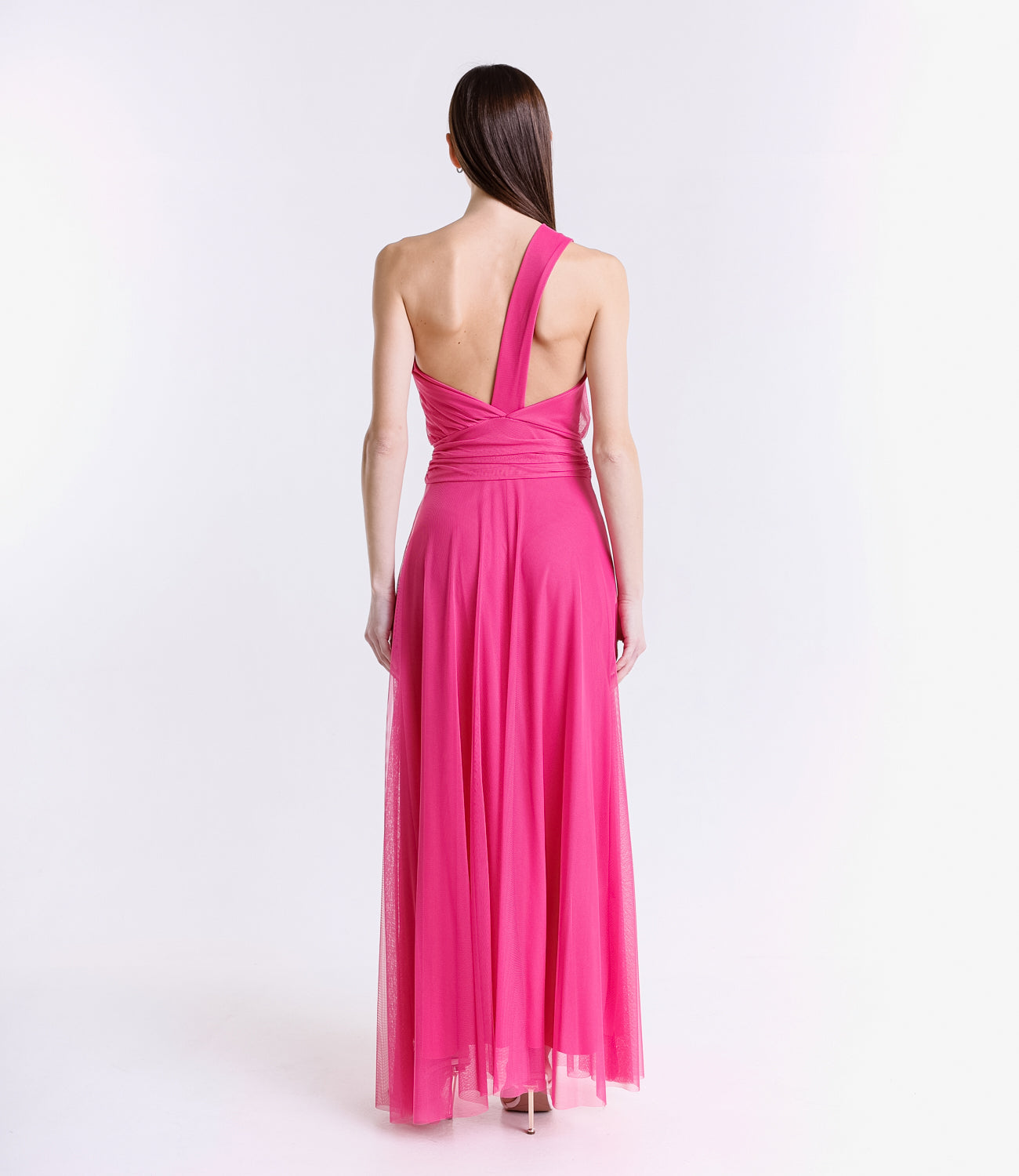 Abito da sera fuxia, tessuto trasparente con effect volante e silhouette eterea