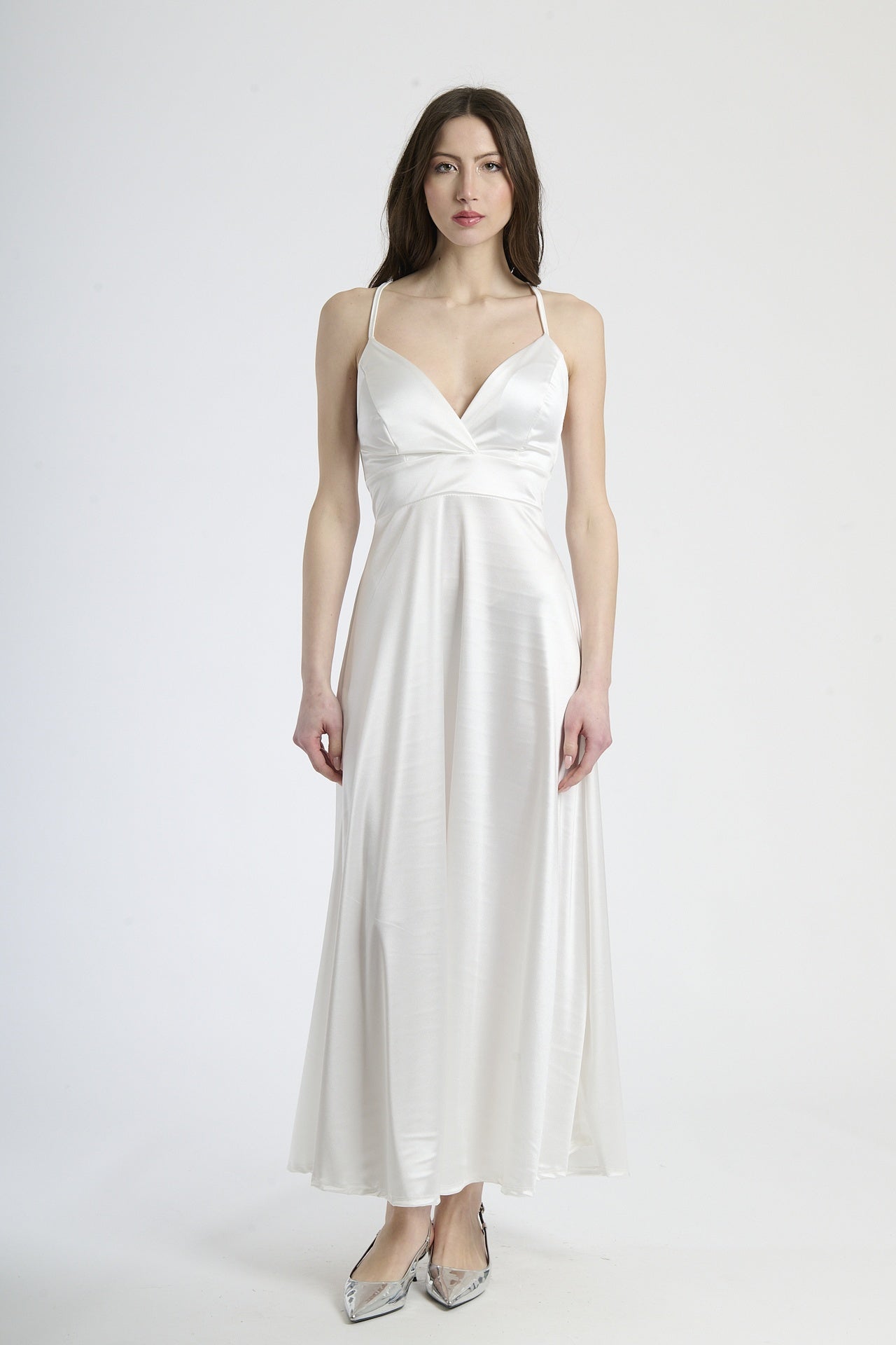 Abito elegante bianco, ideale per un look limpido e prestigioso.