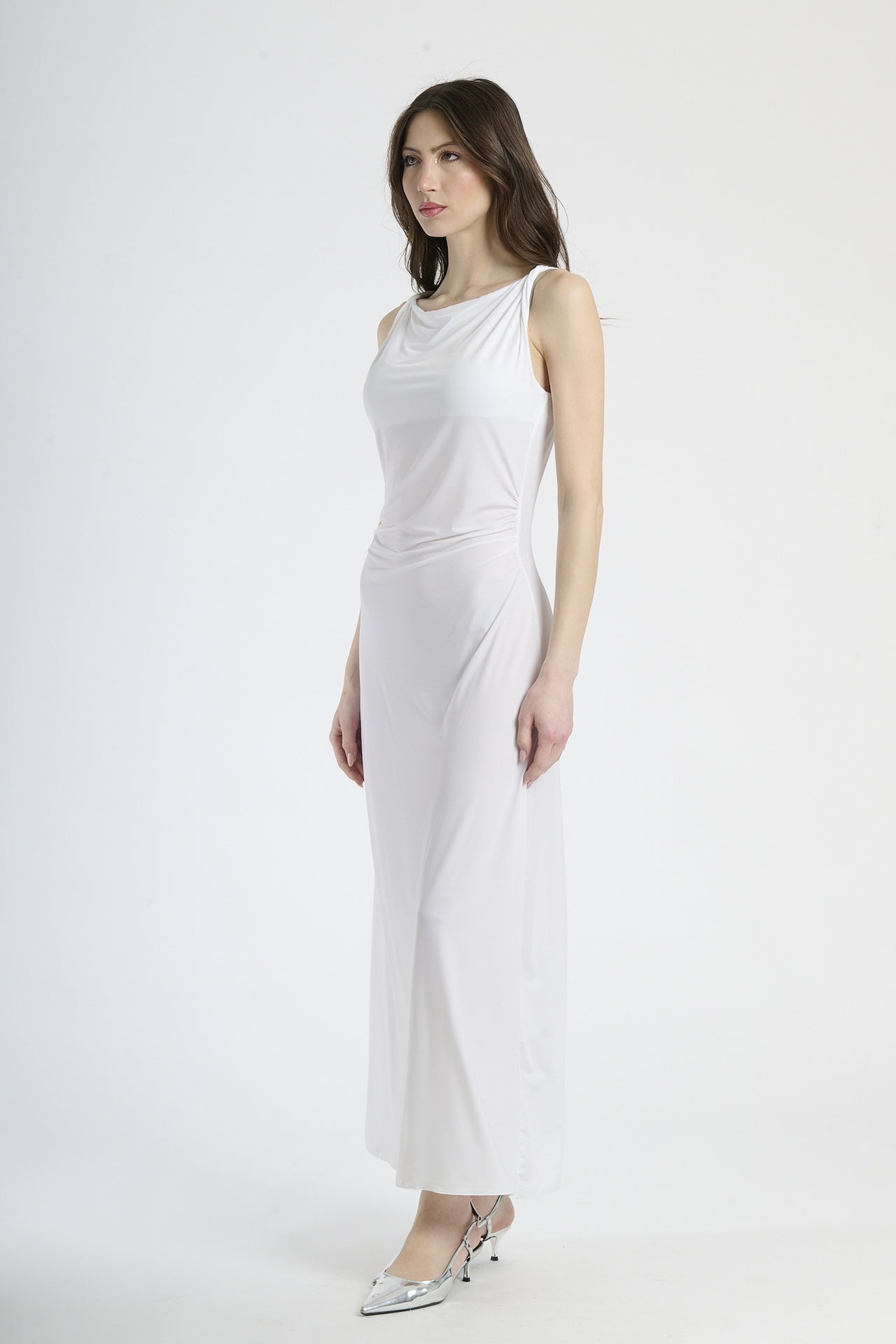 Abito elegante bianco, silhouette slim con colletto drappato, ideale per cerimonie e feste.