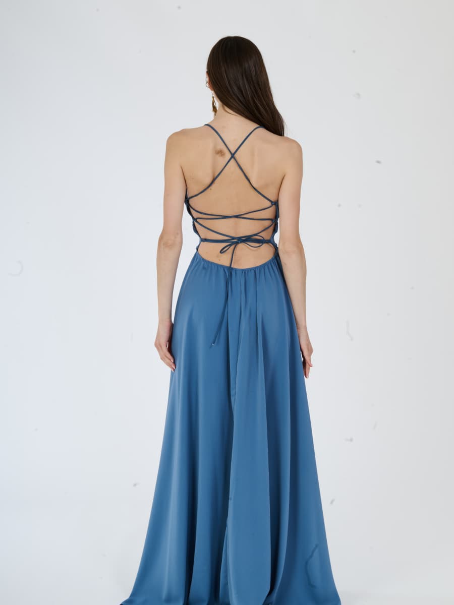 Abito elegante jeans con gonna ampia e scollo a V, per un mix di casual e chic.