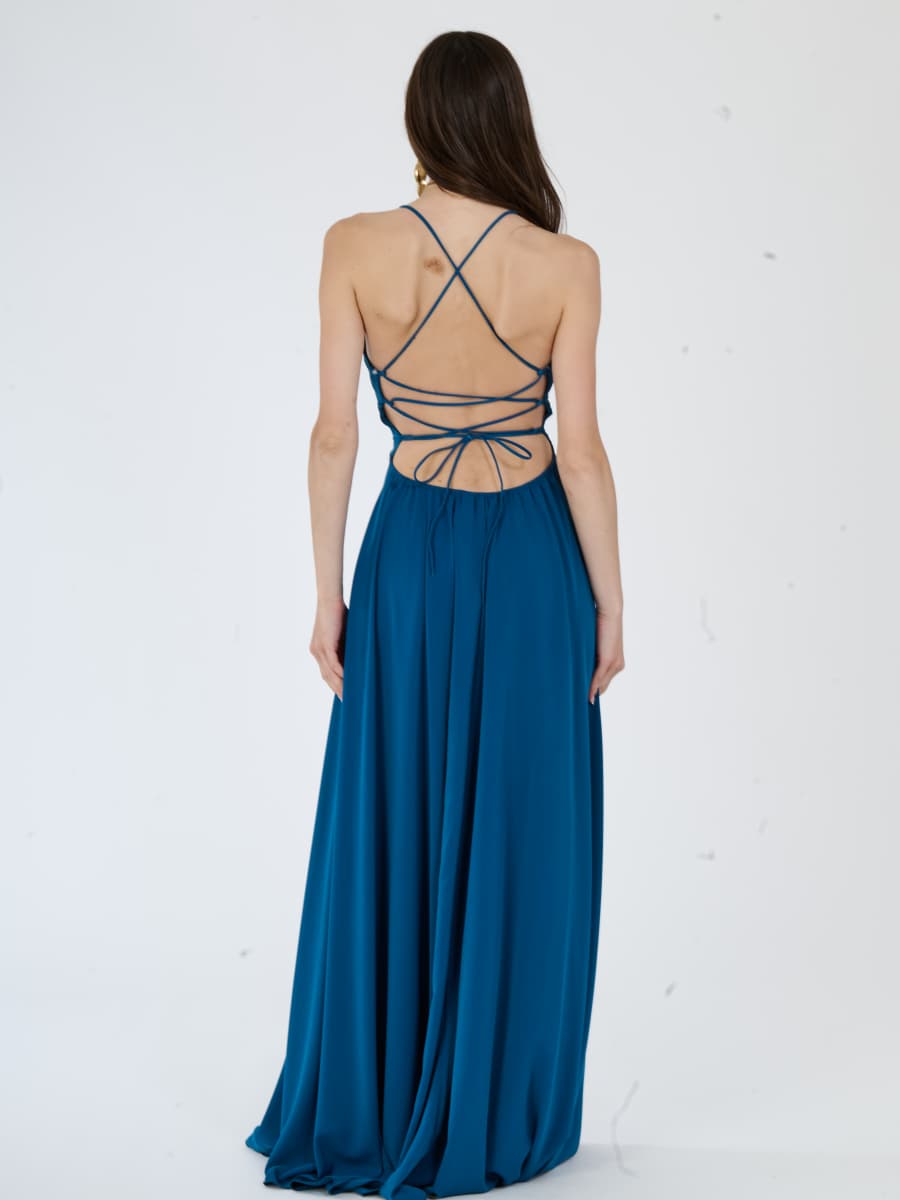 Abito elegante ottanio con gonna ampia e scollo profondo, per eventi particolari.