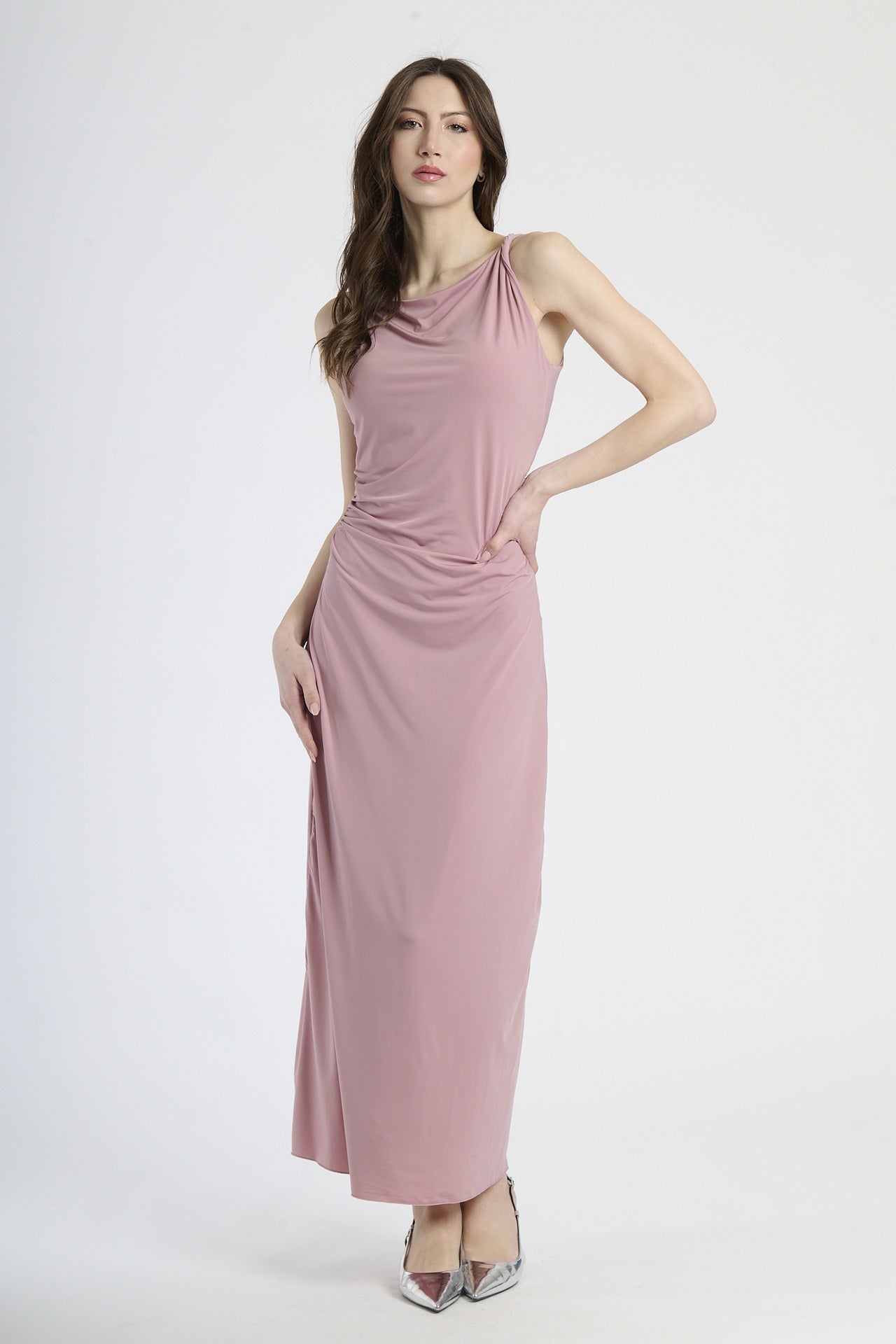 Abito elegante rosa antico, silhouette slim con colletto drappato, perfetto per