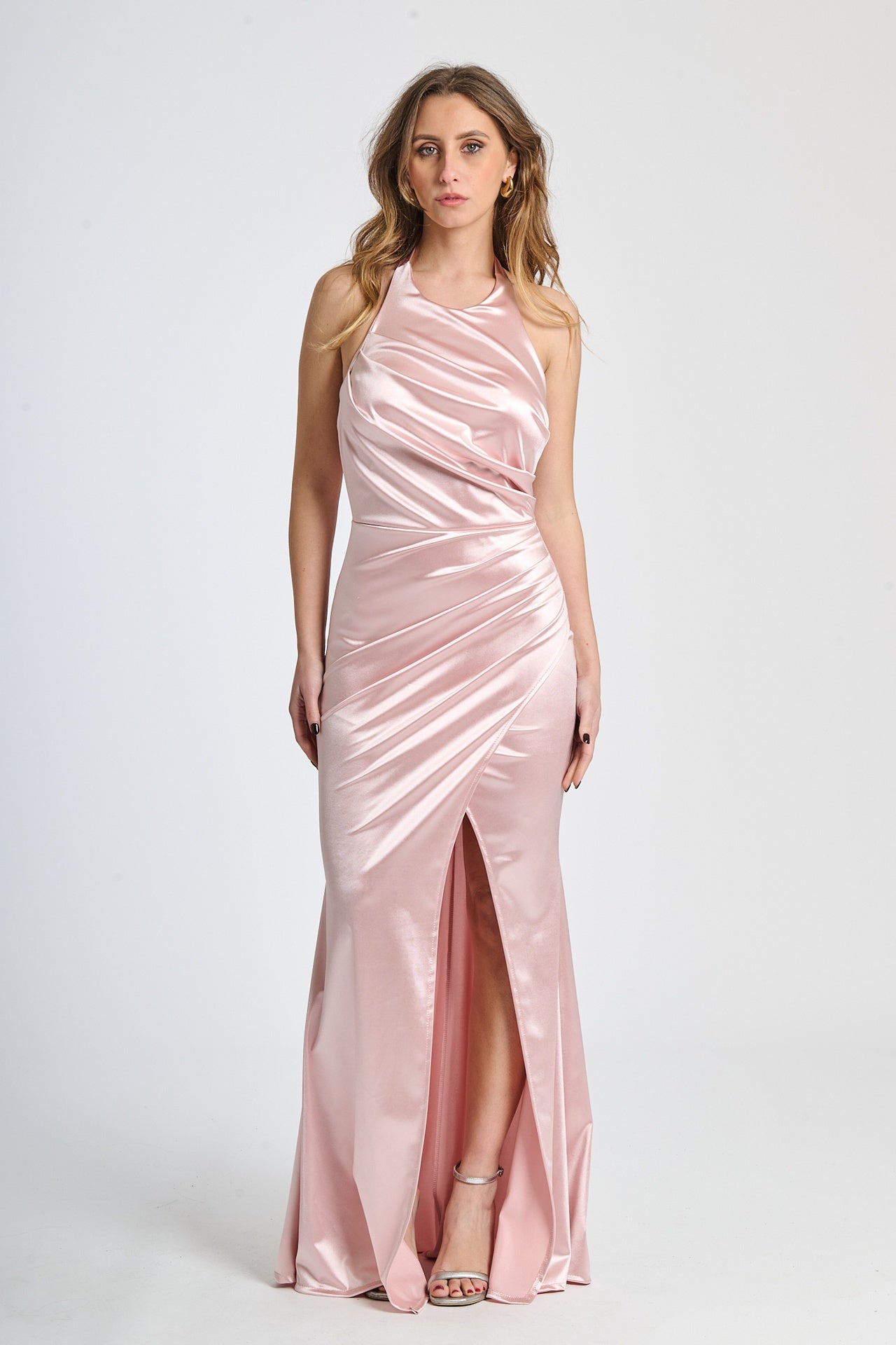 Abito elegante rosa in raso, scollo a collo alto e falda con fessura