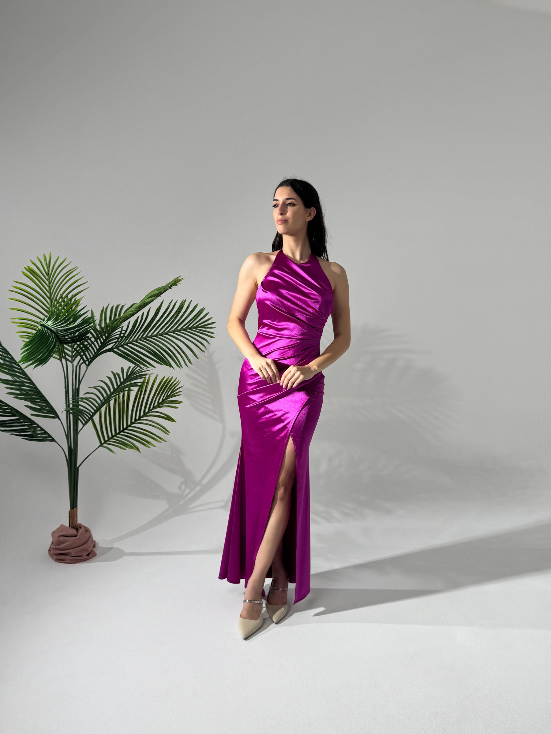Abito lungo fuxia stiloso, design avvolgente in raso lucido