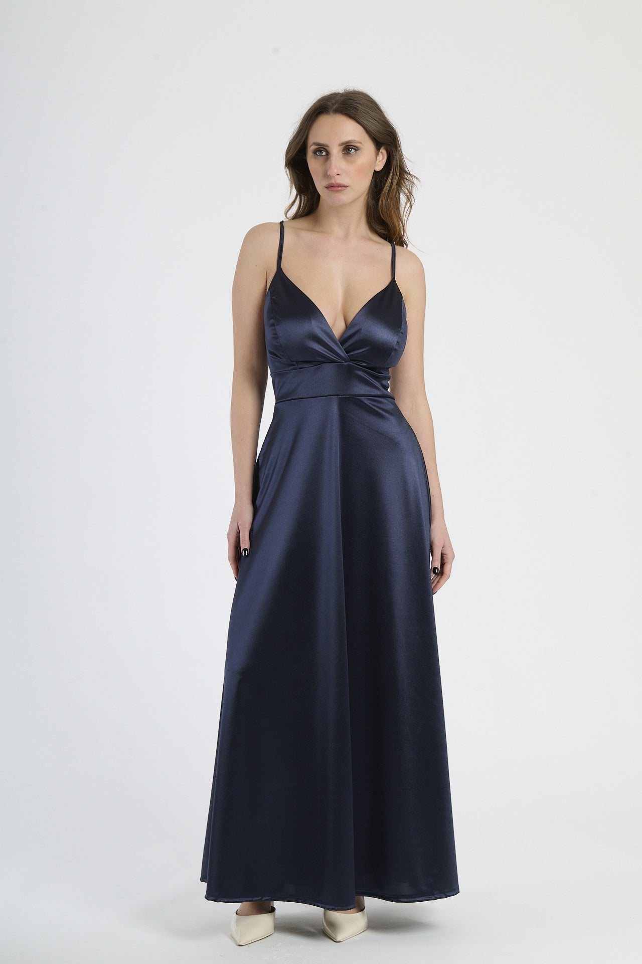 Abito lungo navy in raso, con spalline sottili, scollatura a V profonda e silhouette fluida.