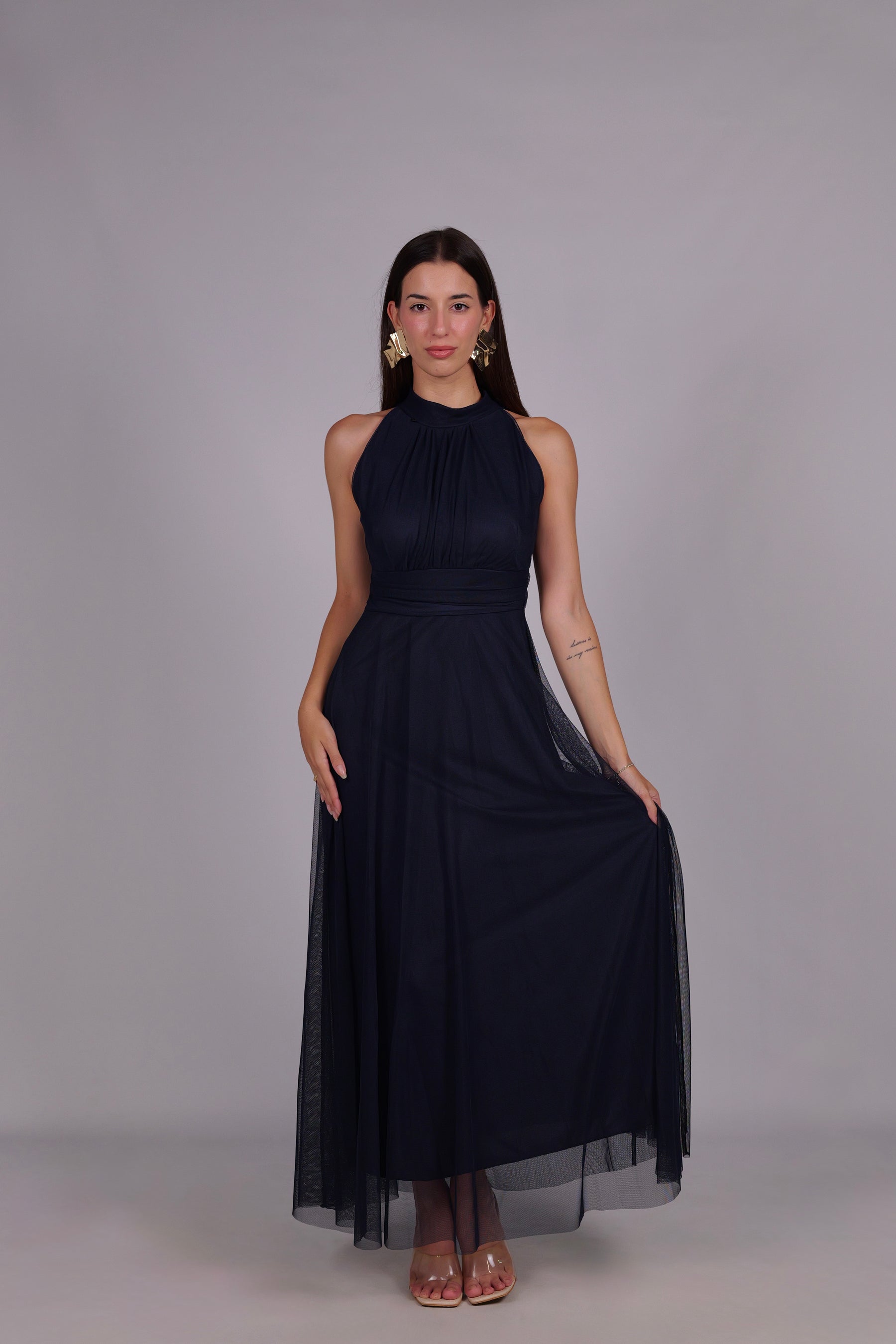 Abito navy da donna, collo alto a imbarcatura, gonna lunga, foulard in tulle, stile elegante e professionale.