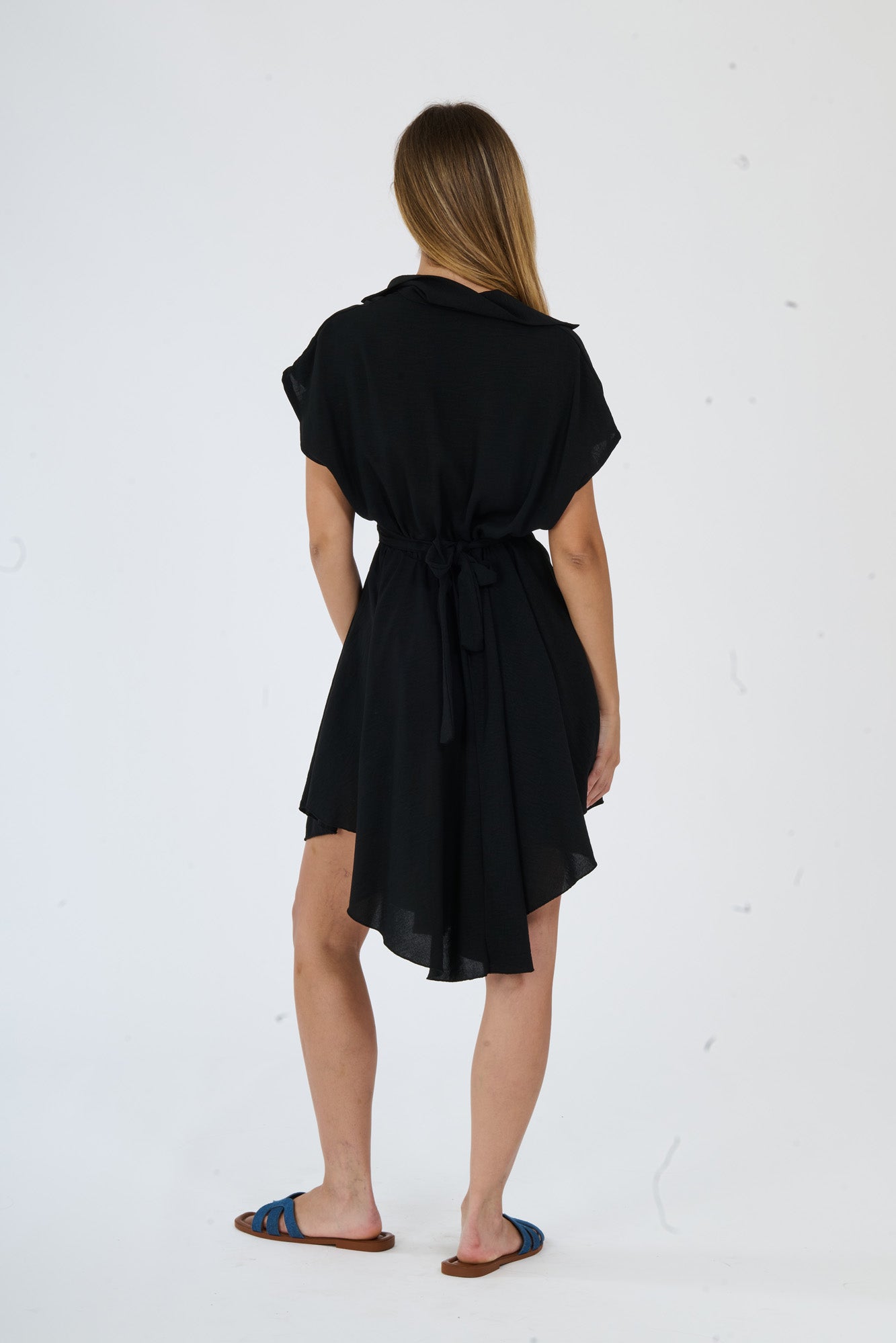 Abito nero in tessuto opaco con maniche corte e fascia larga, per uno stile audace e seducente.