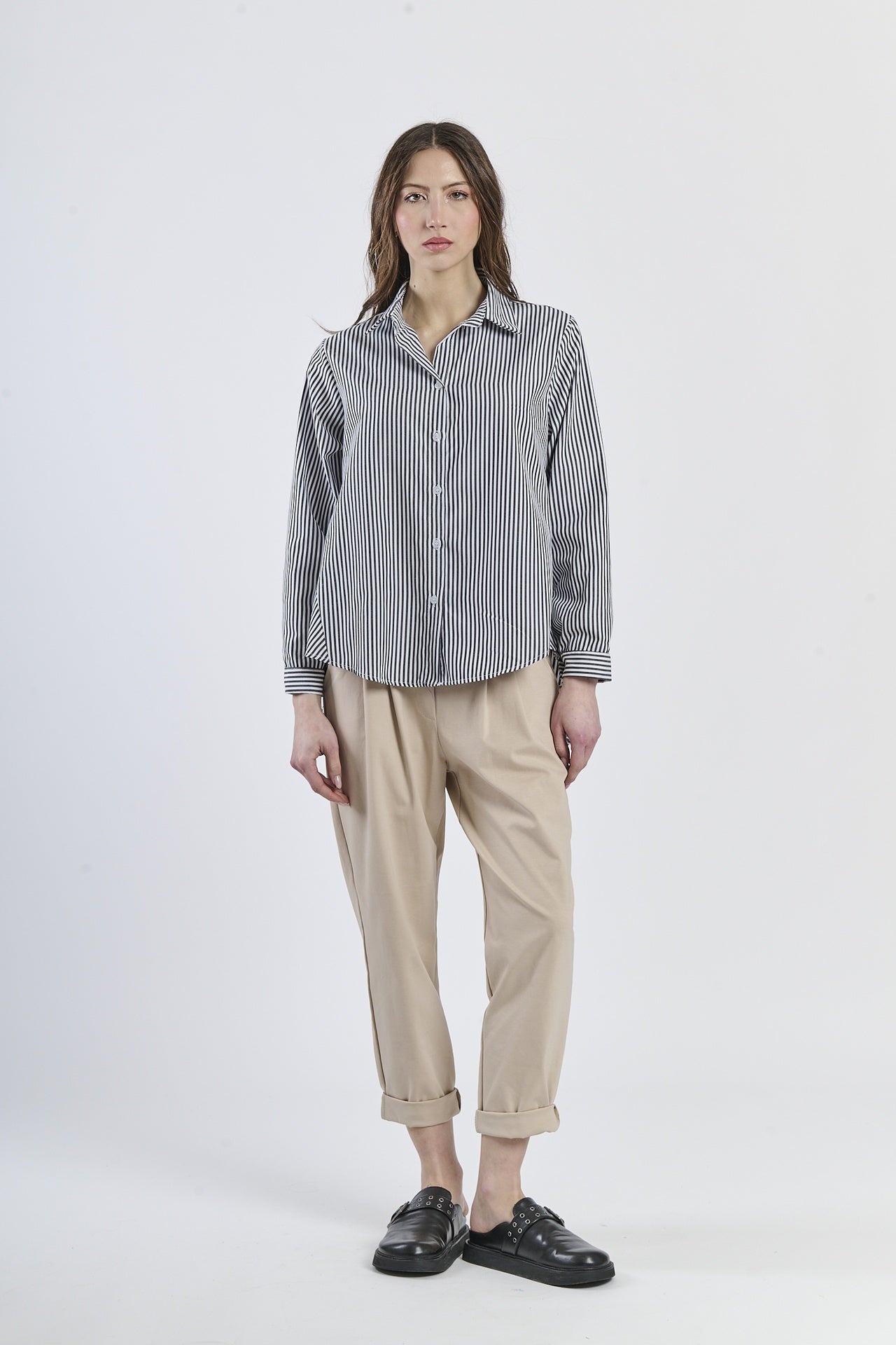 Camicia nera a righe, base essenziale per un look cool