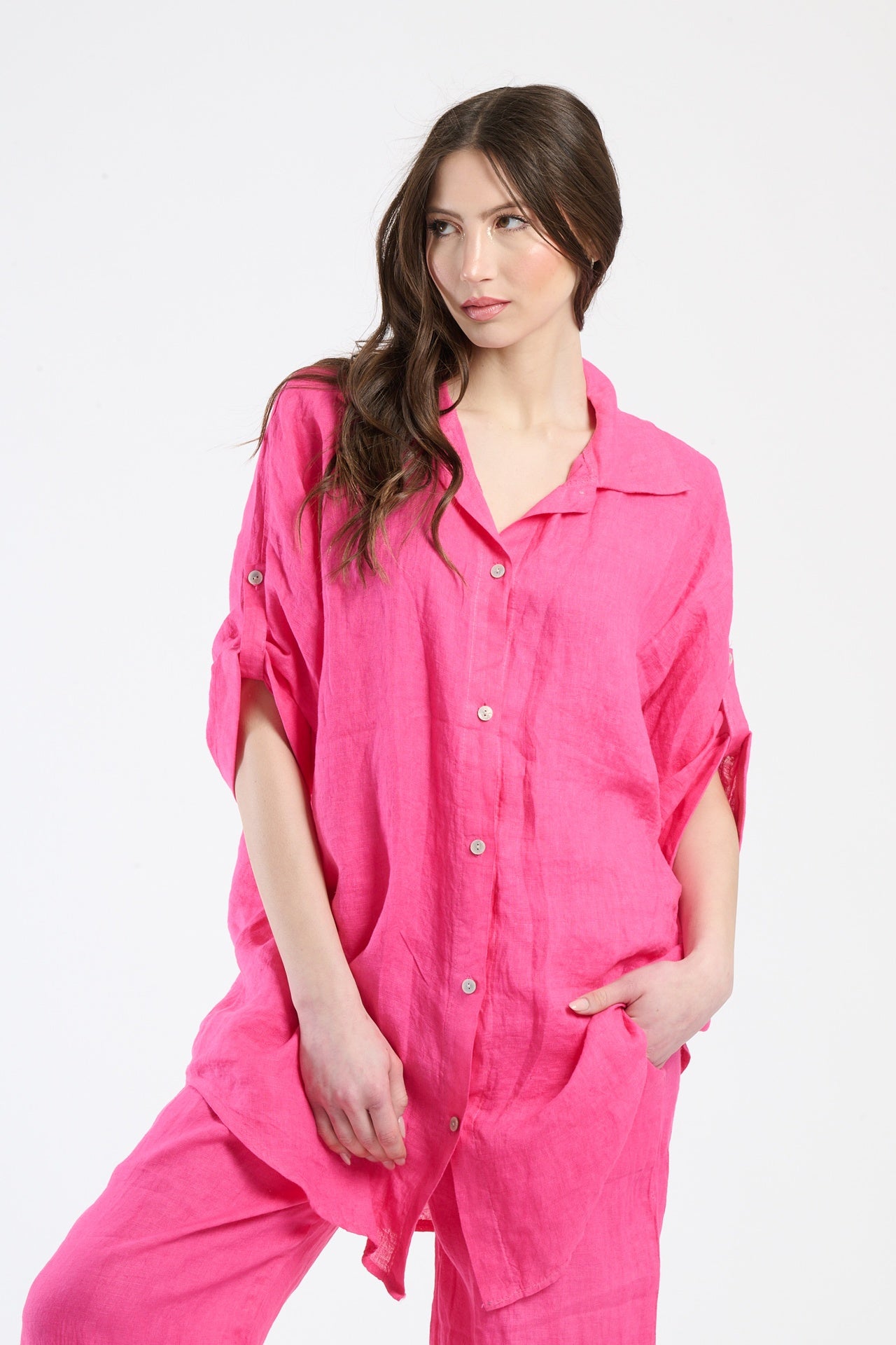 Camicia oversize fuxia, vivace e dal forte impatto visivo