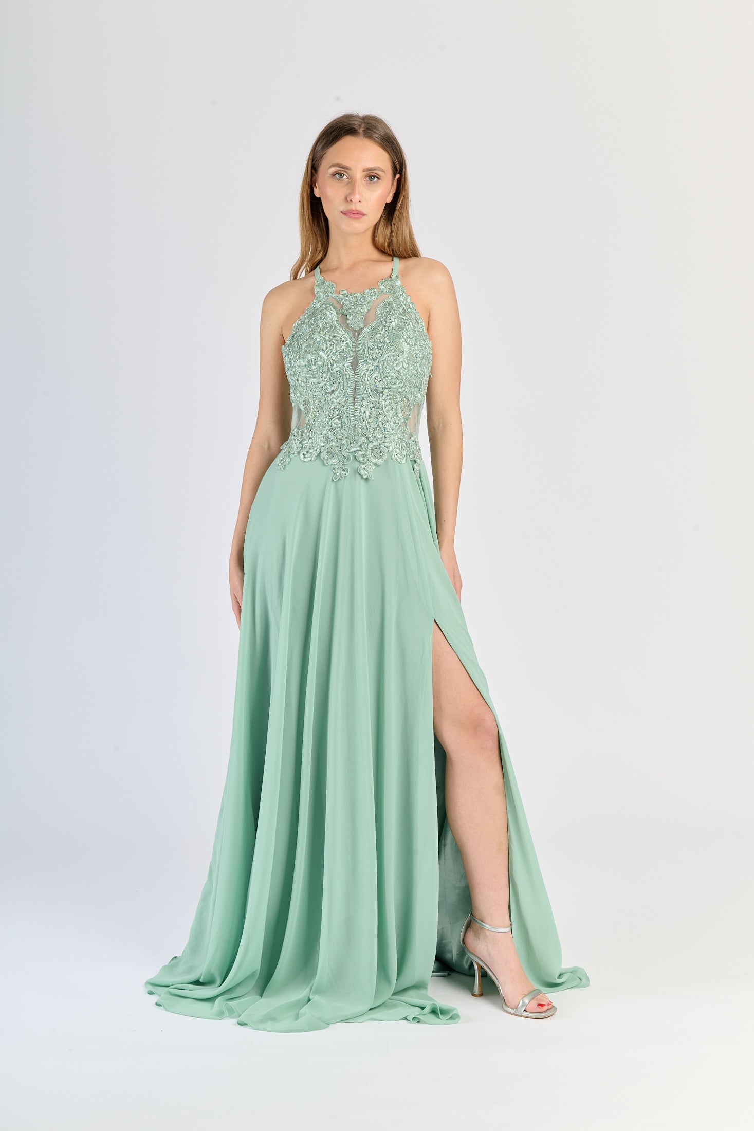 Gown Salvia con scollatura halter, pizzo decorativo e gonna sfarfallante