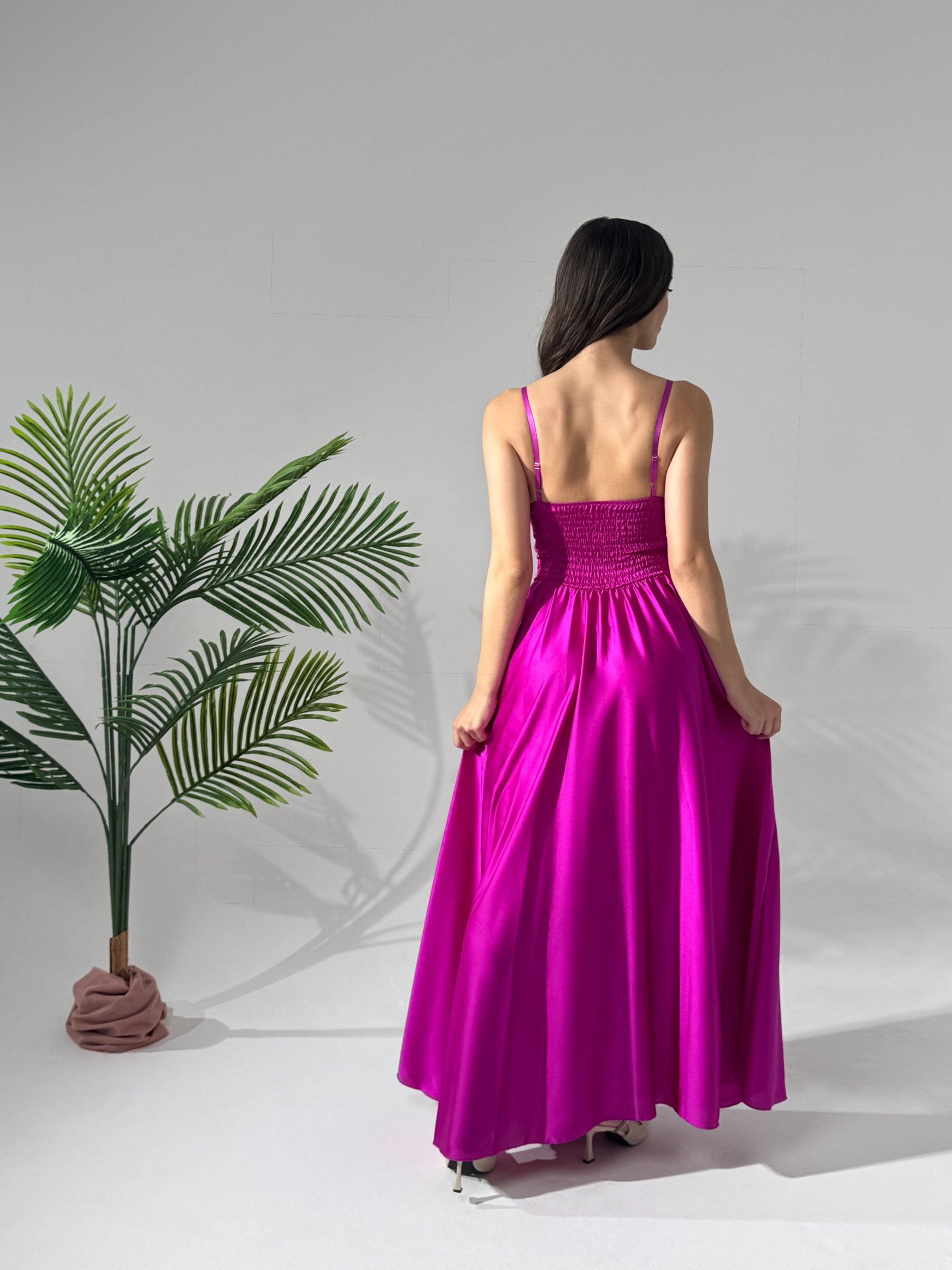 Abito elegante fuxia, tessuto satinato con falda ampia e fluida