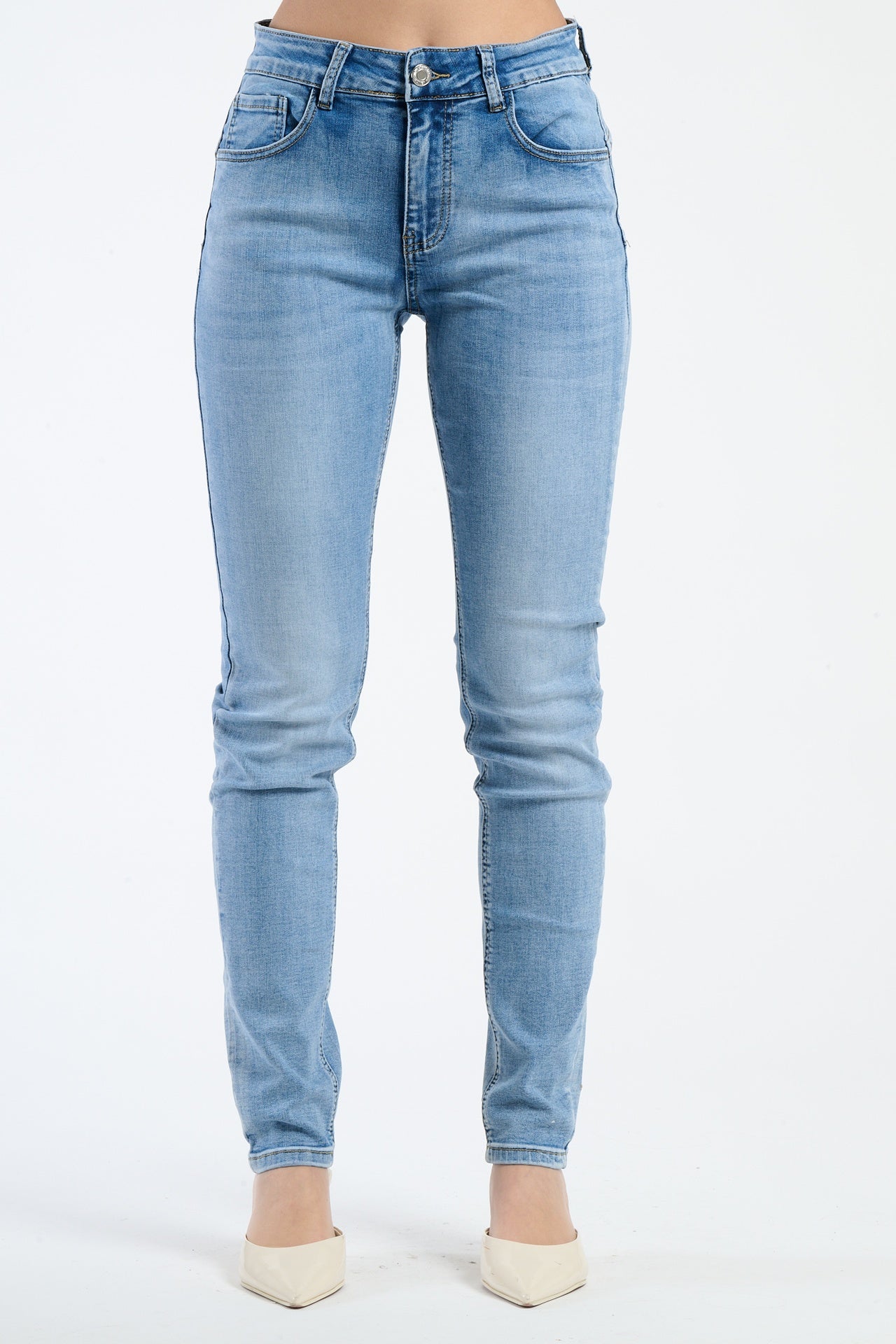 Jeans a cinque tasche in denim scuro, con un taglio classico