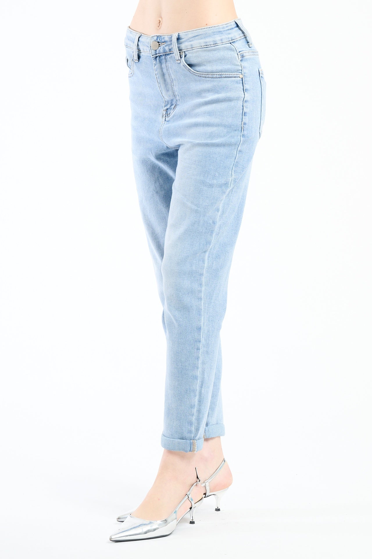 Jeans a gamba retta in un tono blu intenso, adatti per qualsiasi occasione.