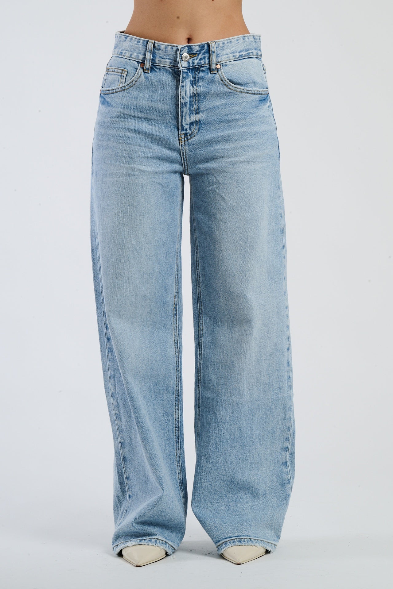 Jeans a gamba dritta di unnso inteblu denim, con un taglio elegante e moderno.