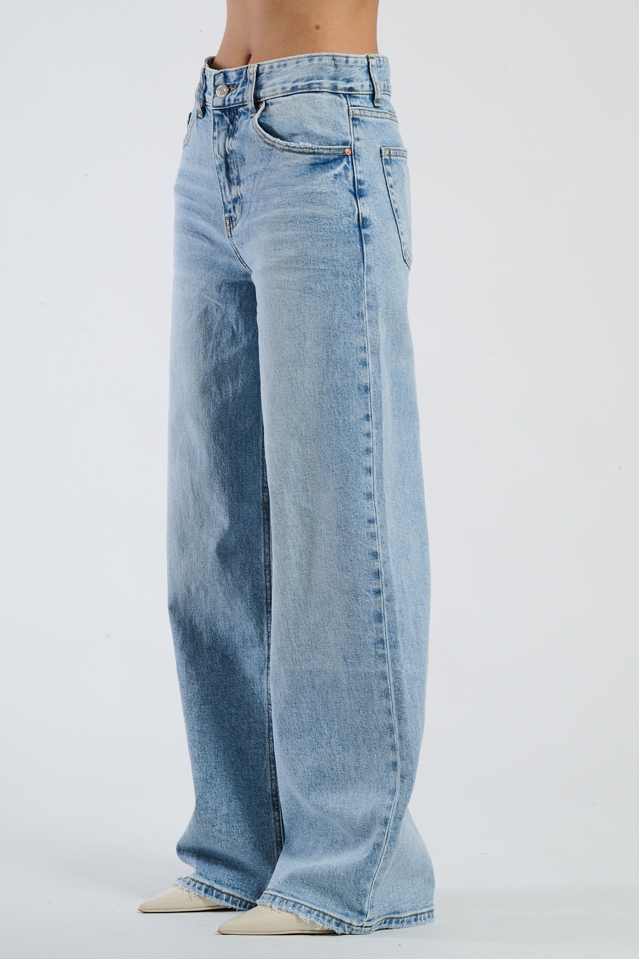 Jeans a gamba ampia in un tono blu chiaro, ideali per un'estetica casual e trendy.