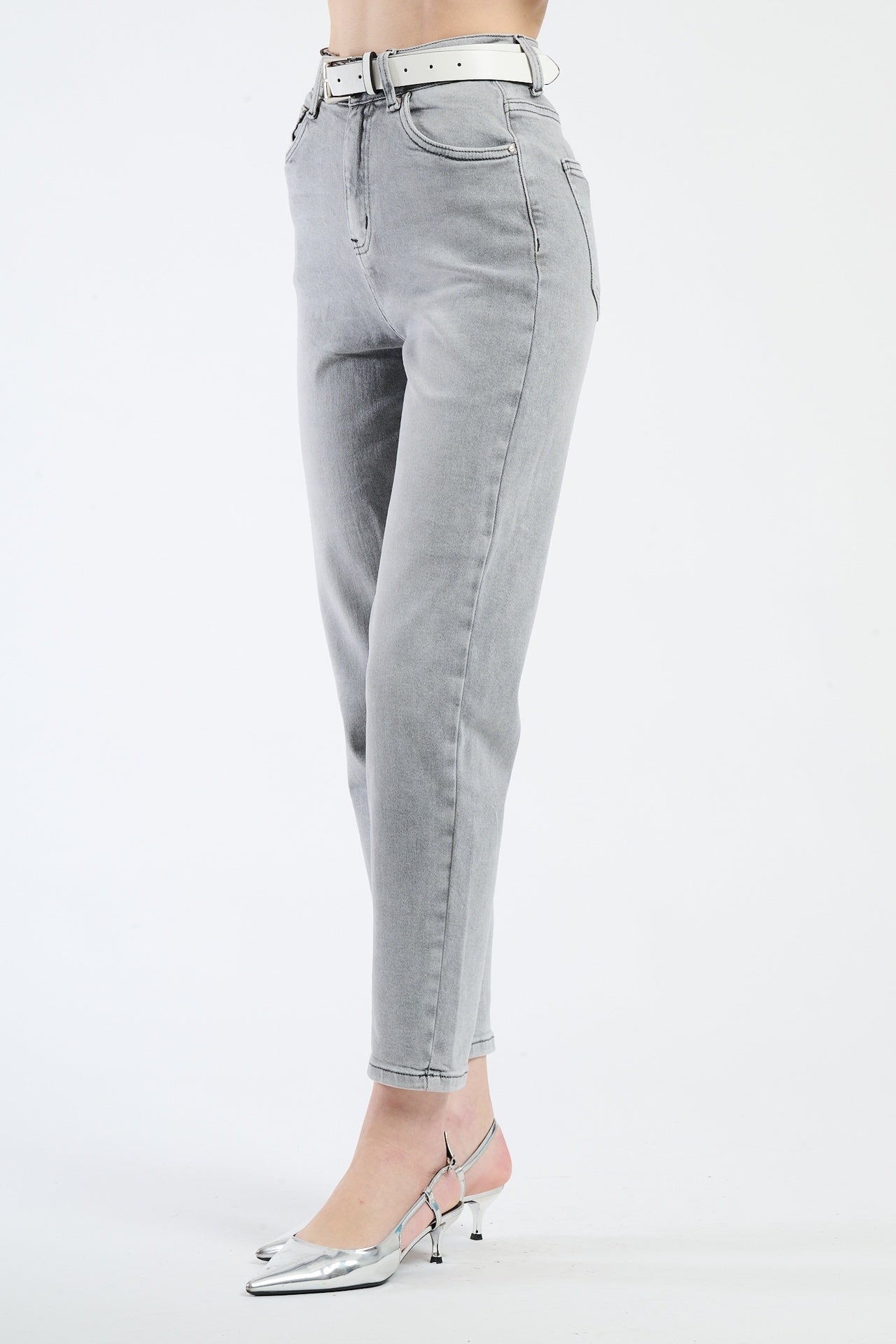 Jeans a gamba retta in un tono blu intenso, adatti per qualsiasi occasione.