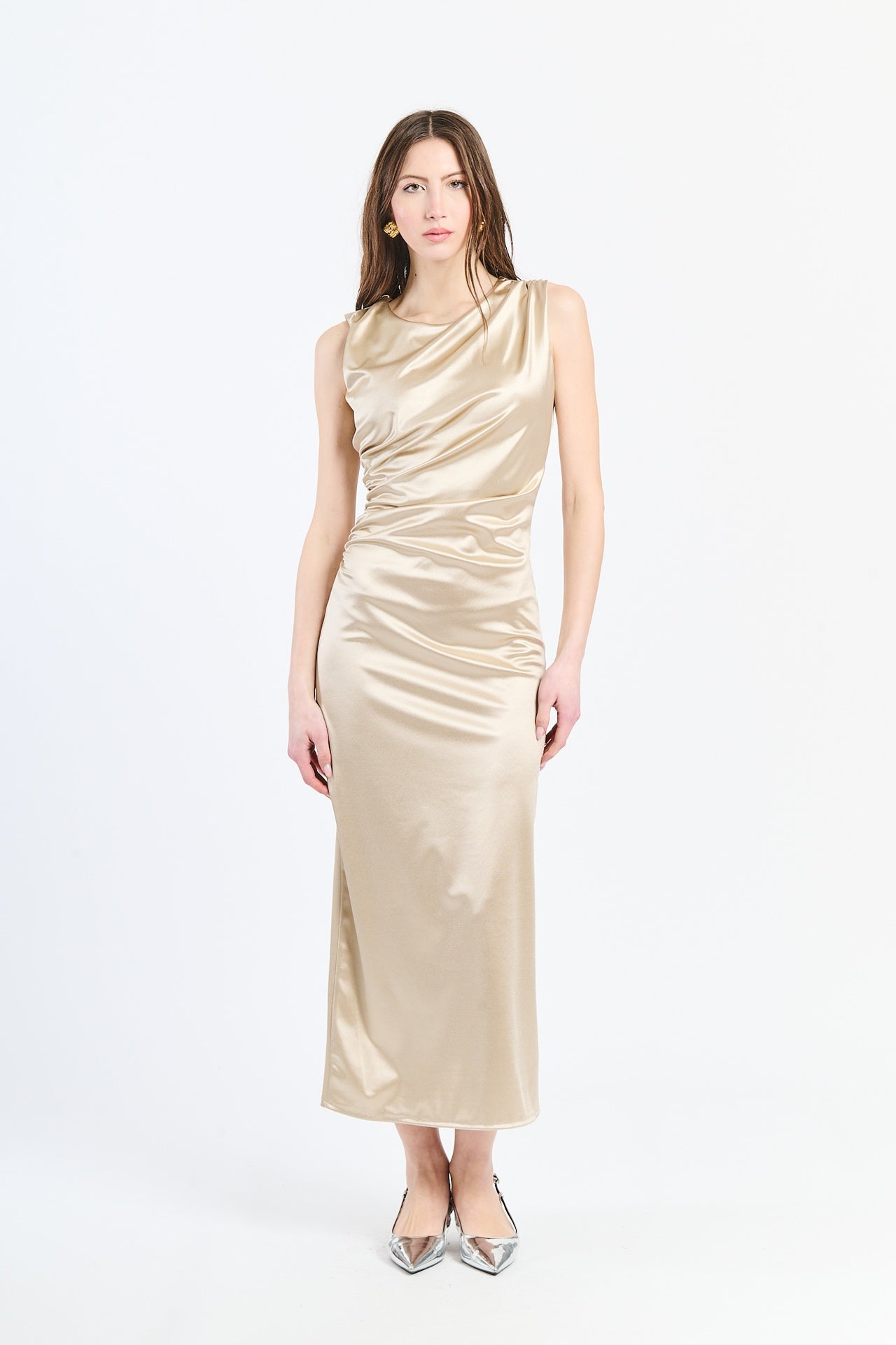 Lungo abito beige a spalla unica, ideale per occasioni eleganti