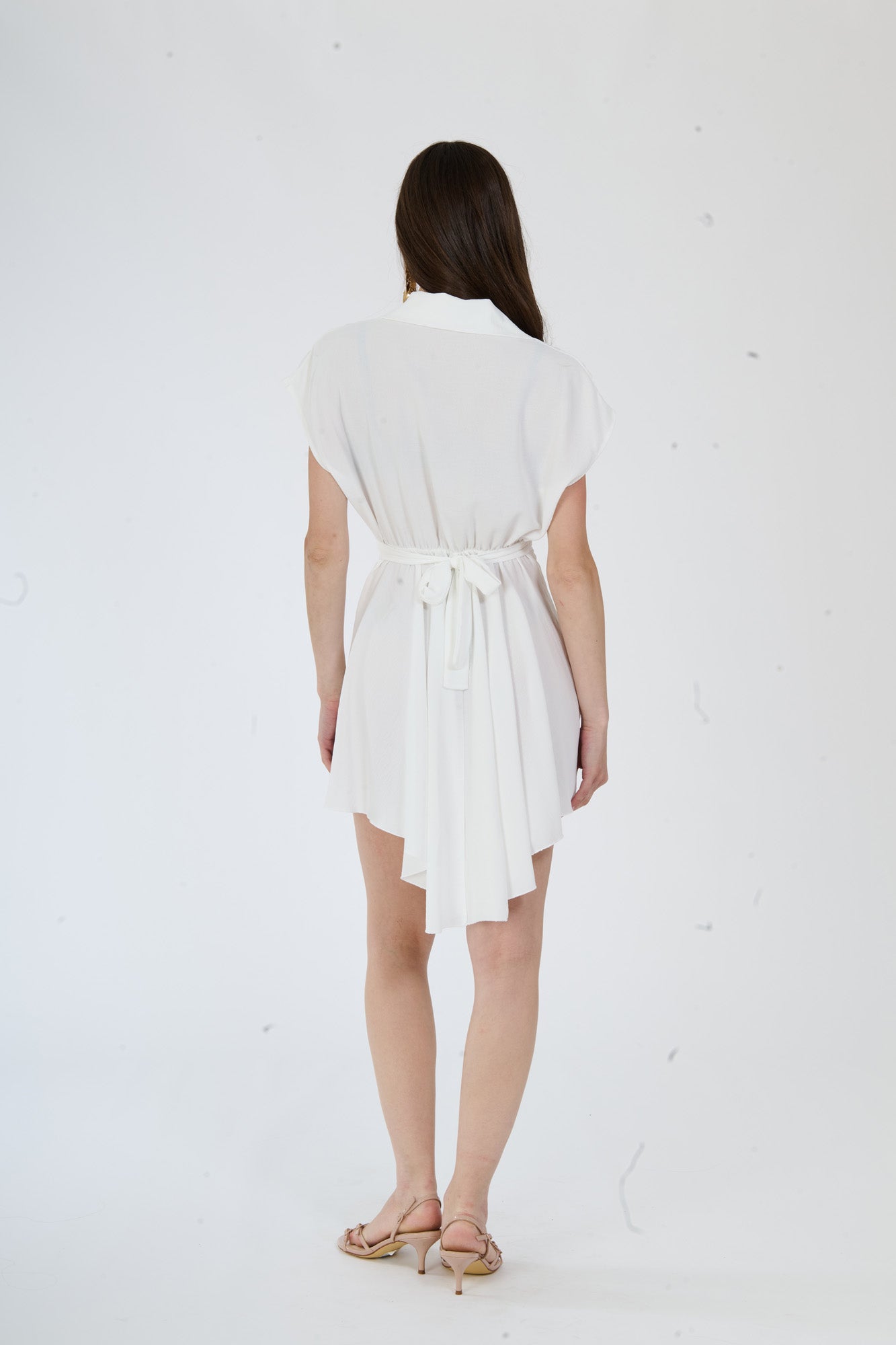Lungo abito bianco a camicia con silhouette dritta e bottoni incastonati, perfetto per serate bianche o eventi formali.