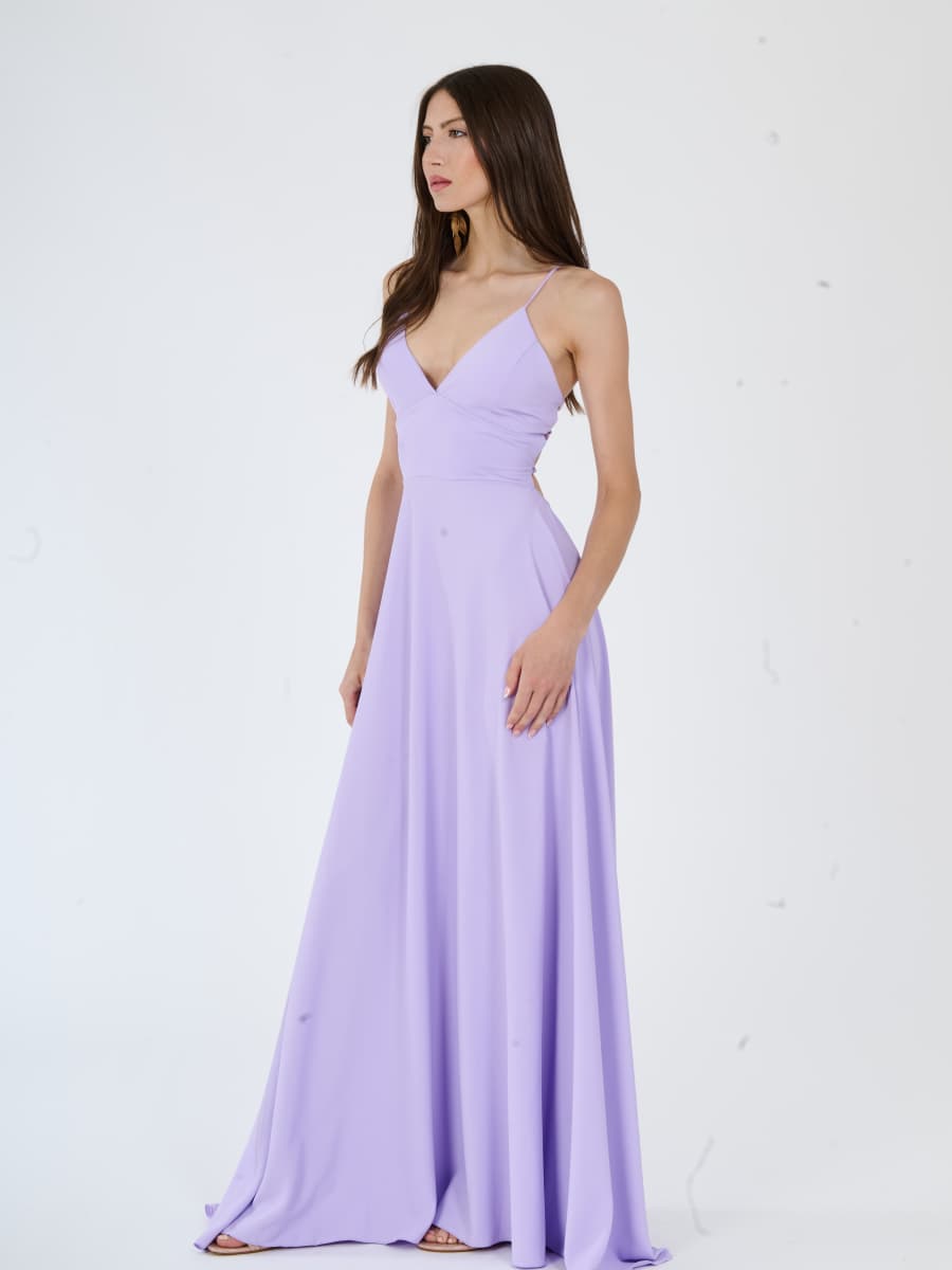Lungo abito lilla pastello, perfetto per un look romantico e soffice.