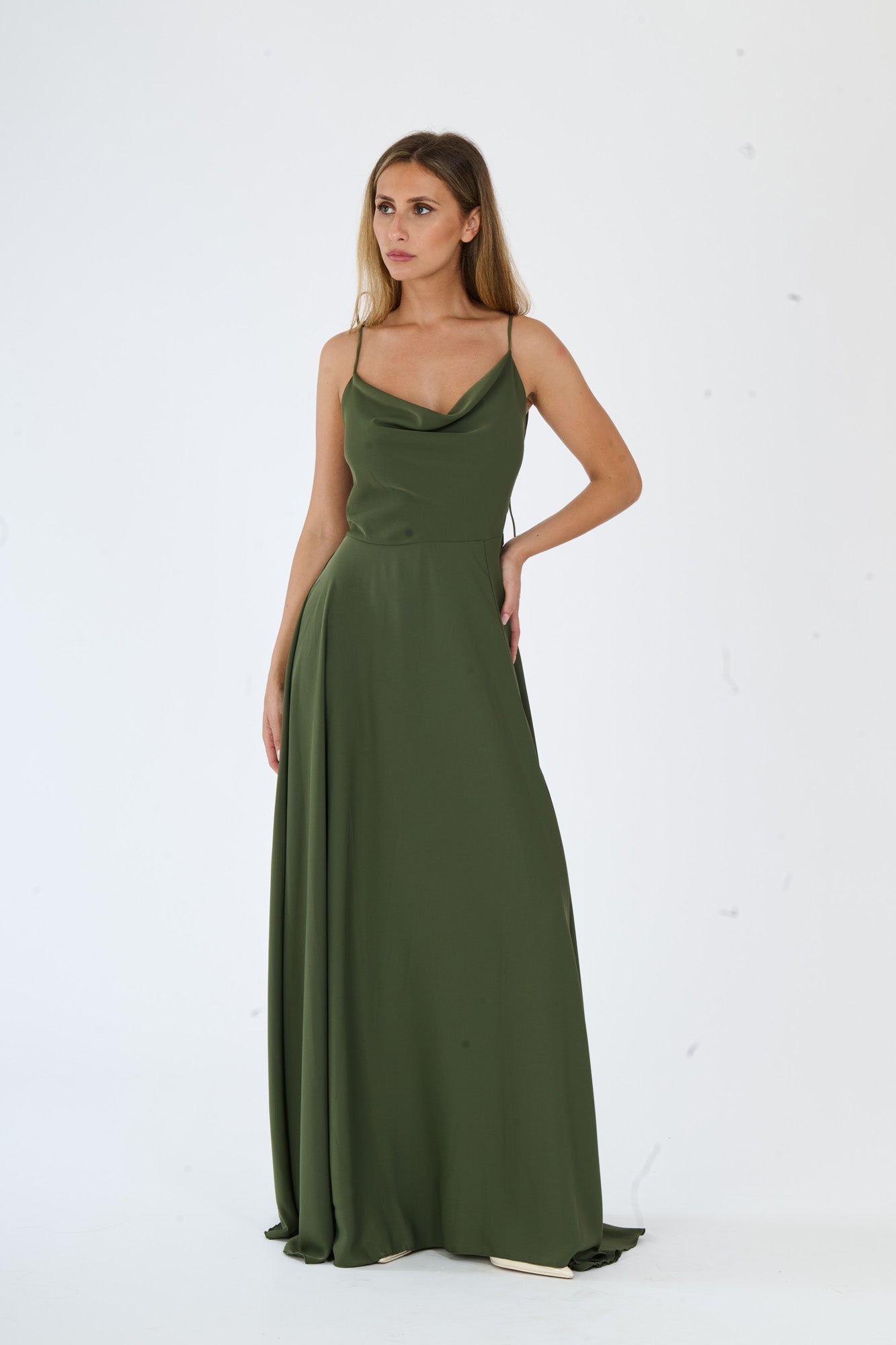 Lungo abito militare con design accattivante e dettagli sutili, per uno stile con personalità.