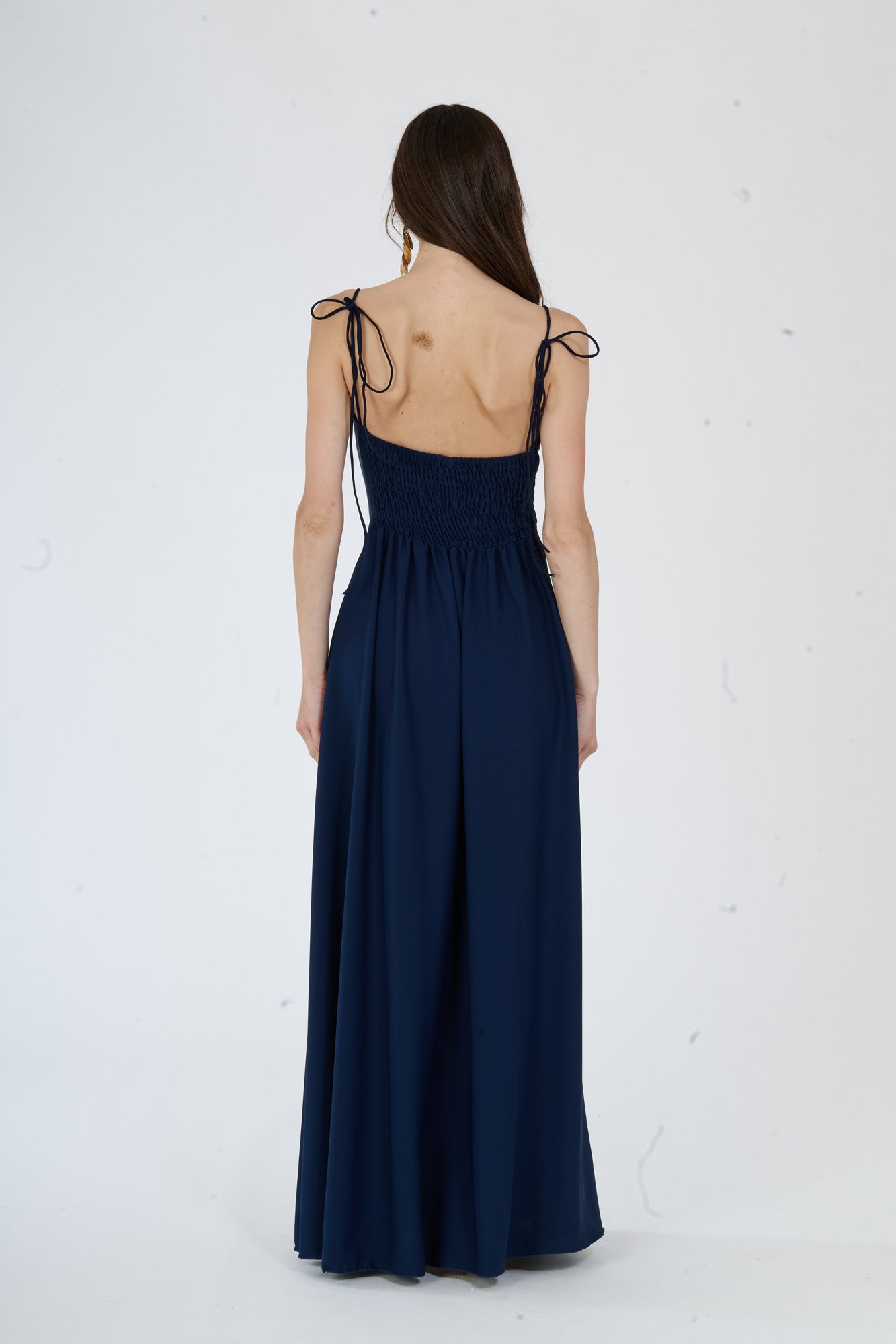 Lungo abito navy con design minimalista e dettagli raffinati, per uno stile senza tempo.