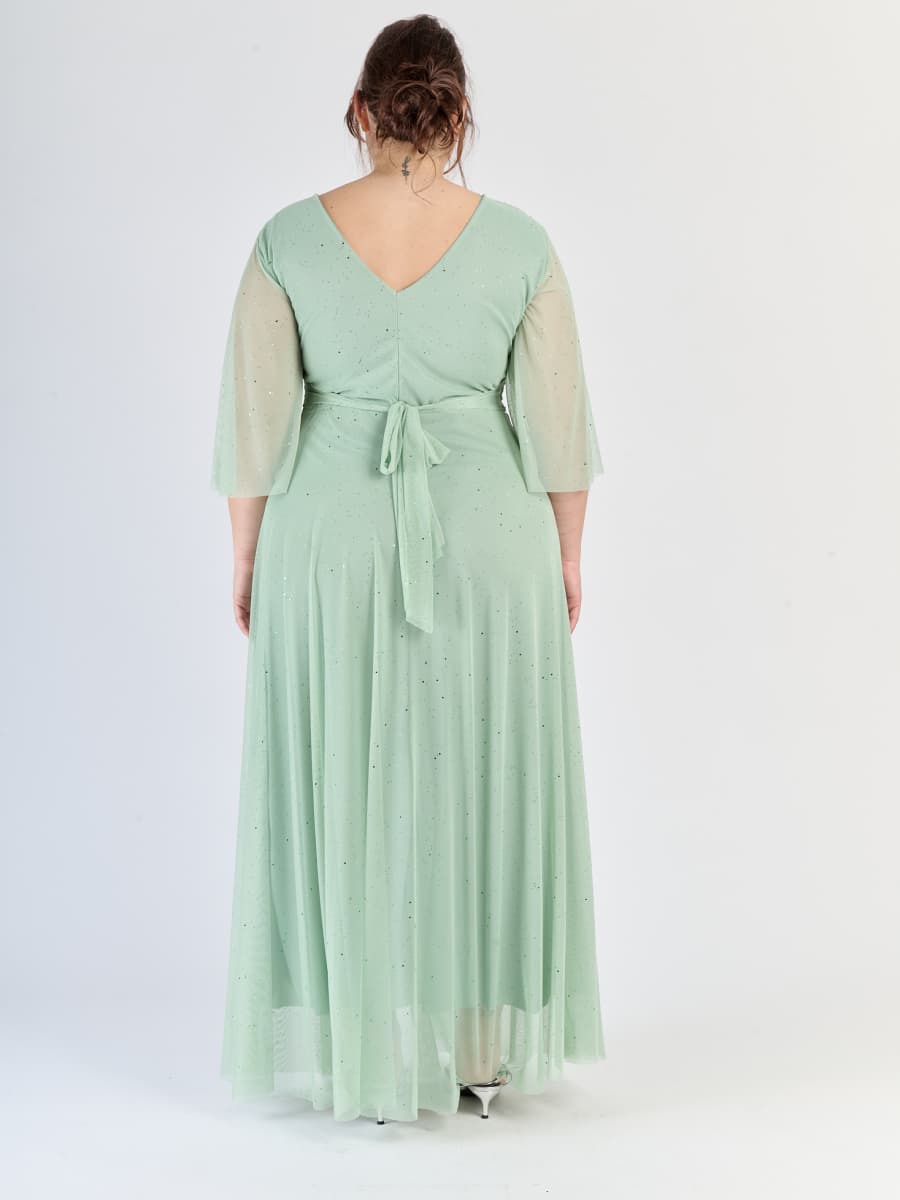 Lungo abito salvia dal design delicato, maniche trasparenti e scollatura a V, per eventi naturali.