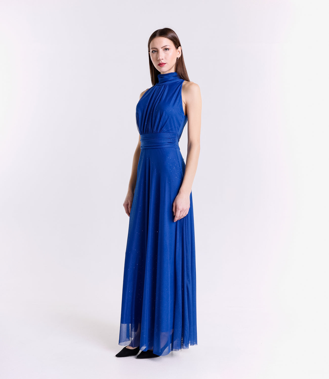 Lungo vestito bluette con puzzo e dettagli in lino, stile naturale per eventi all'aperto.