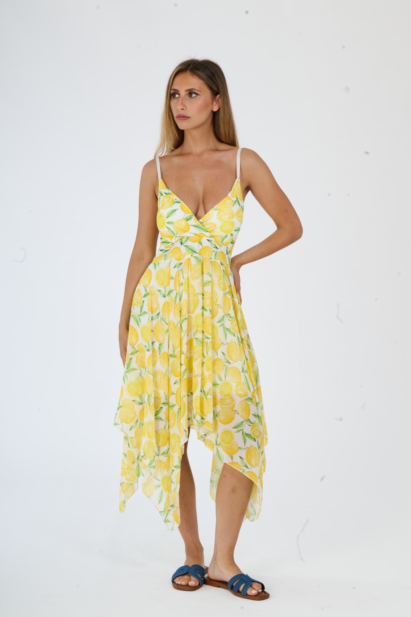 Abito “Solaria” – Vestito Asimmetrico Estivo con Spalline Sottili e Stampa Limoni