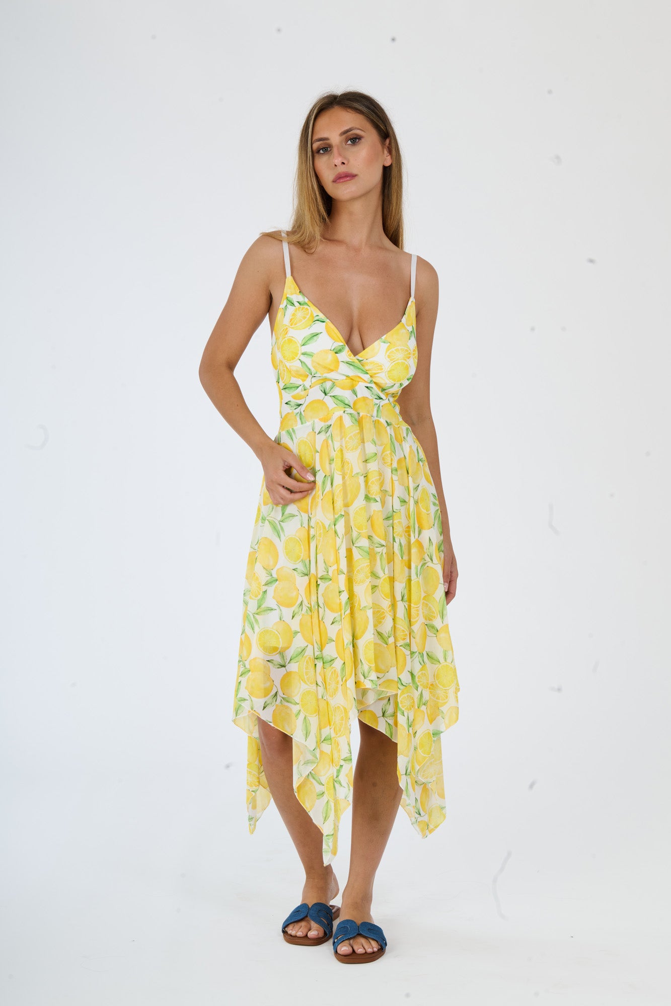 Abito “Solaria” – Vestito Asimmetrico Estivo con Spalline Sottili e Stampa Limoni