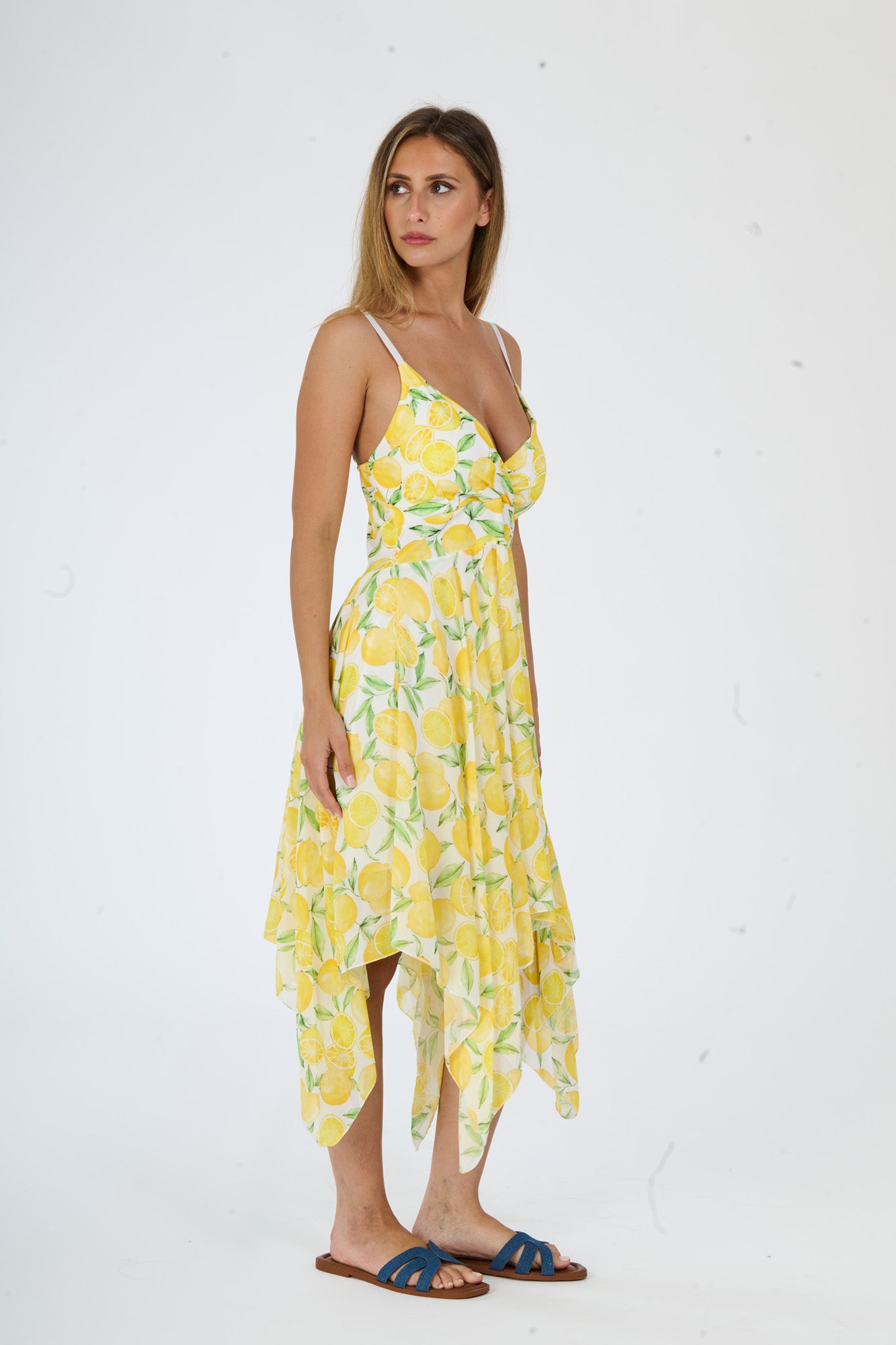 Abito “Solaria” – Vestito Asimmetrico Estivo con Spalline Sottili e Stampa Limoni