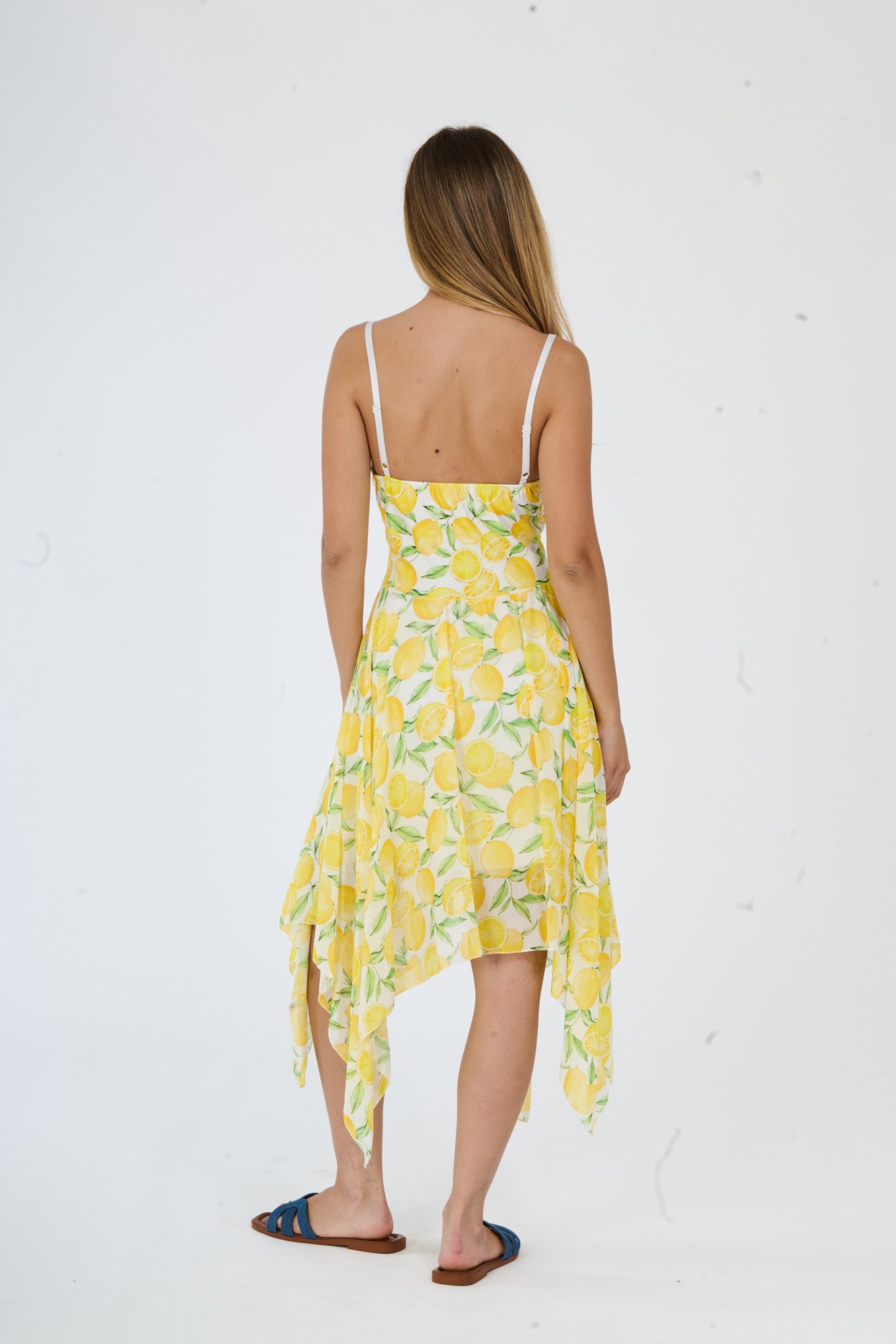 Abito “Solaria” – Vestito Asimmetrico Estivo con Spalline Sottili e Stampa Limoni