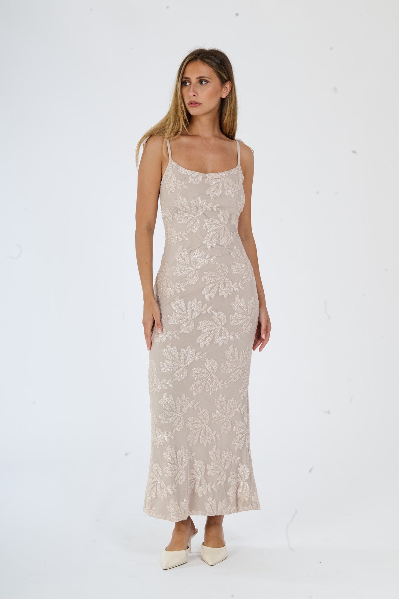 Abito “Melvya” – Vestito Lungo Beige con Spalline Sottili e Ricami Floreali in Rilievo