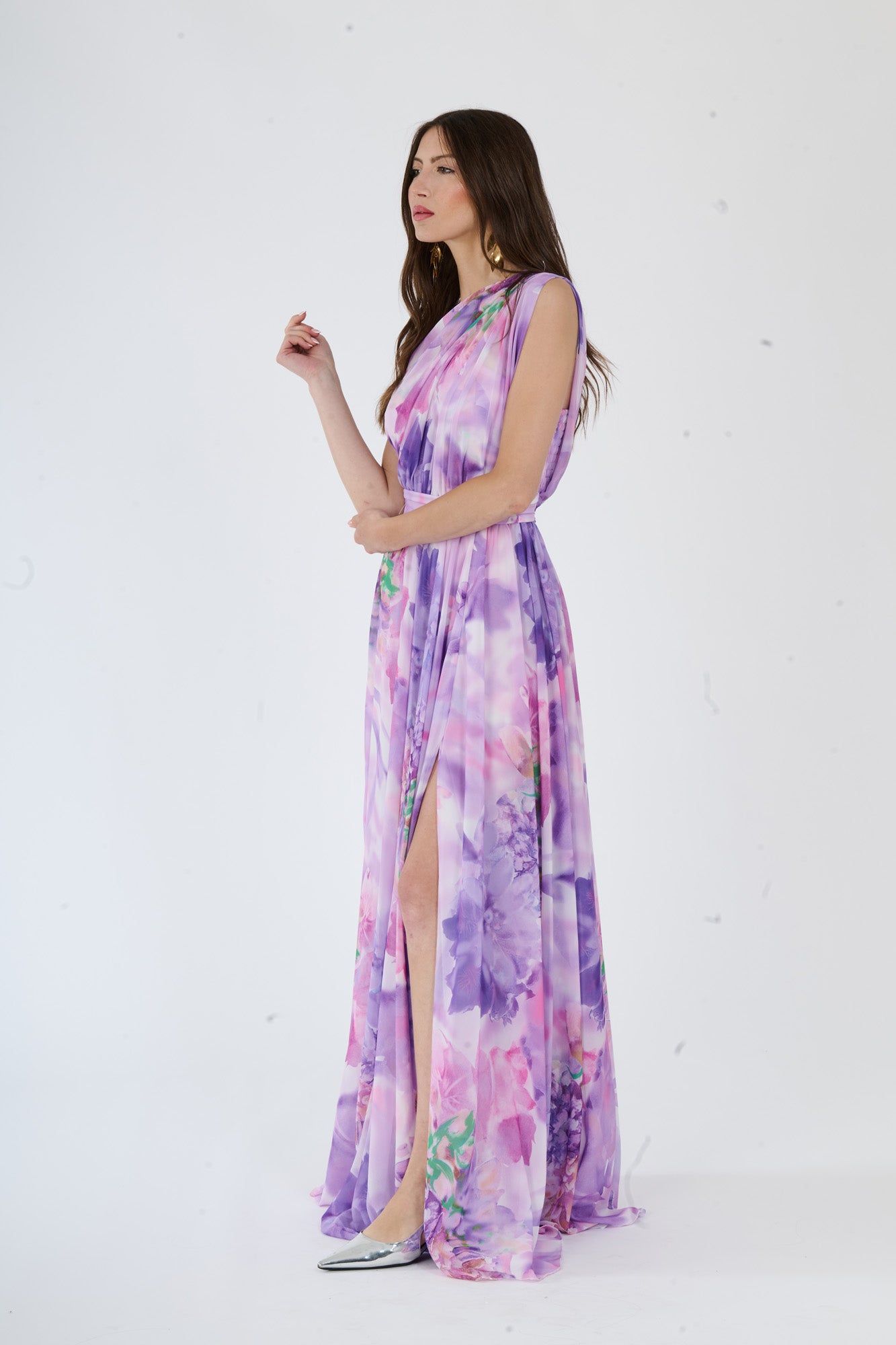 Modella in abito maxi Lilla, stampa fluida e dettaglio slit per un look raffinato