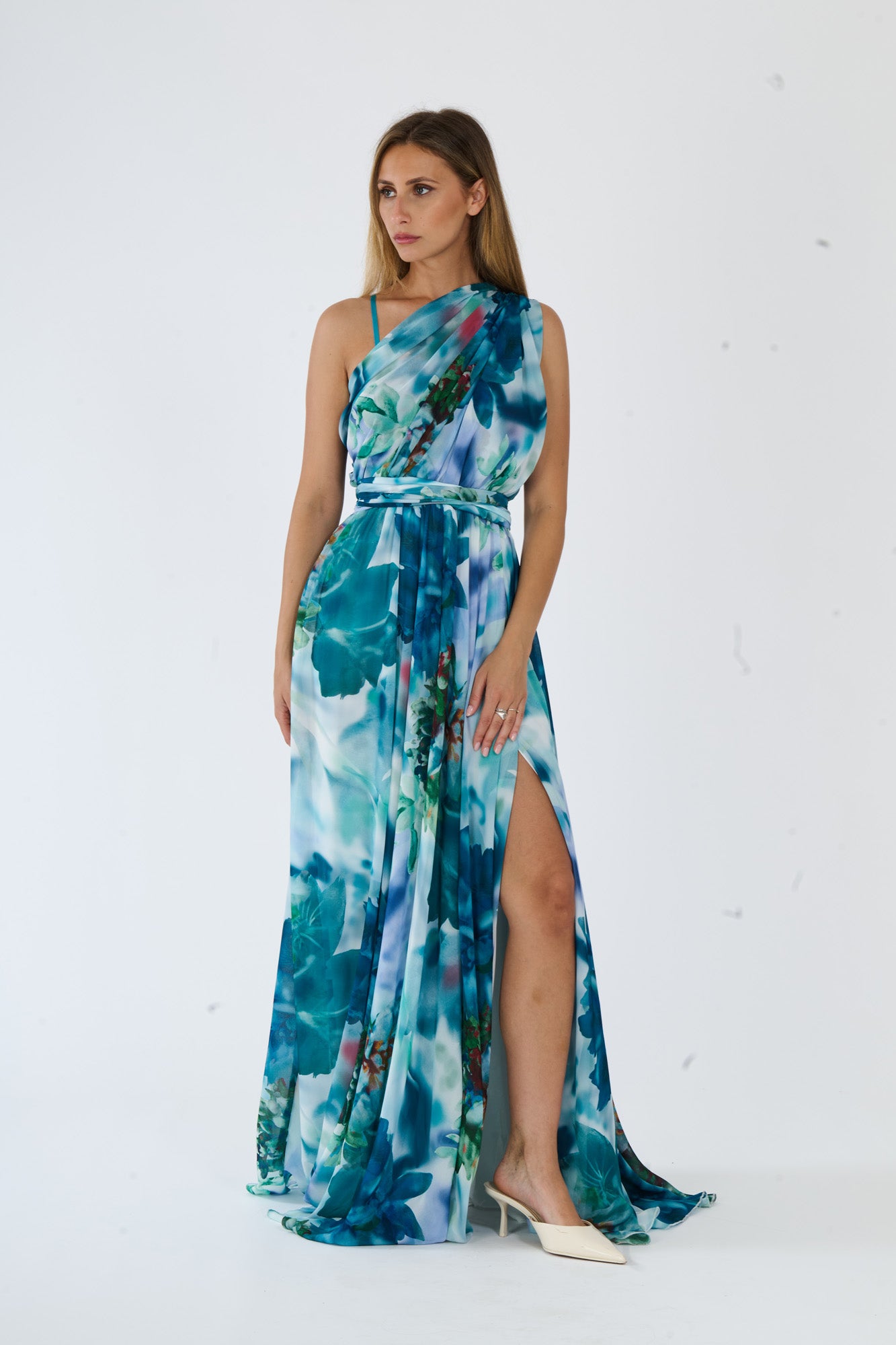 Donna con abito lungo a stampa floreale Verde.S, spalla unica e slit laterale