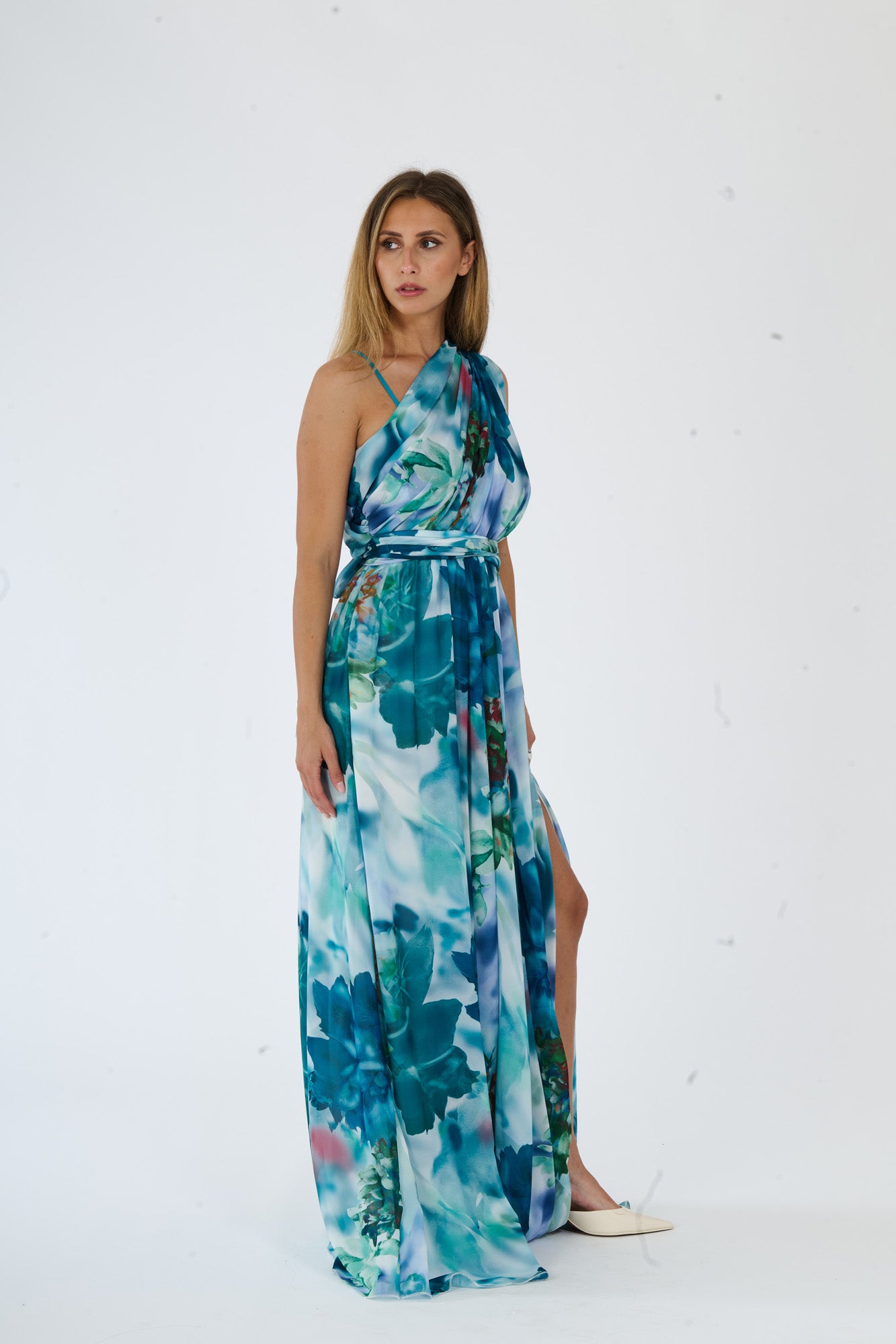 Modella in abito maxi Verde.S, stampa fluida e dettaglio slit per un look raffinato