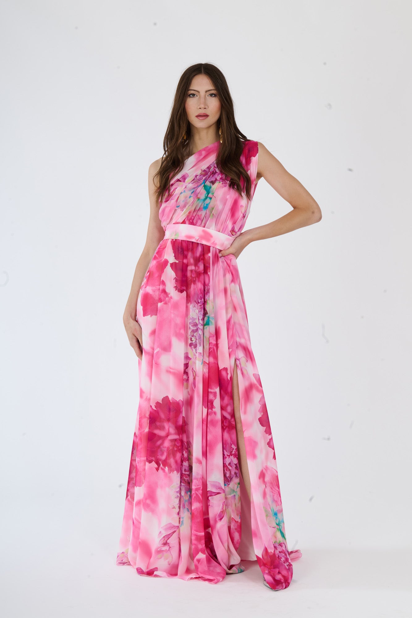 Donna con abito lungo a stampa floreale Fuxia, spalla unica e slit laterale