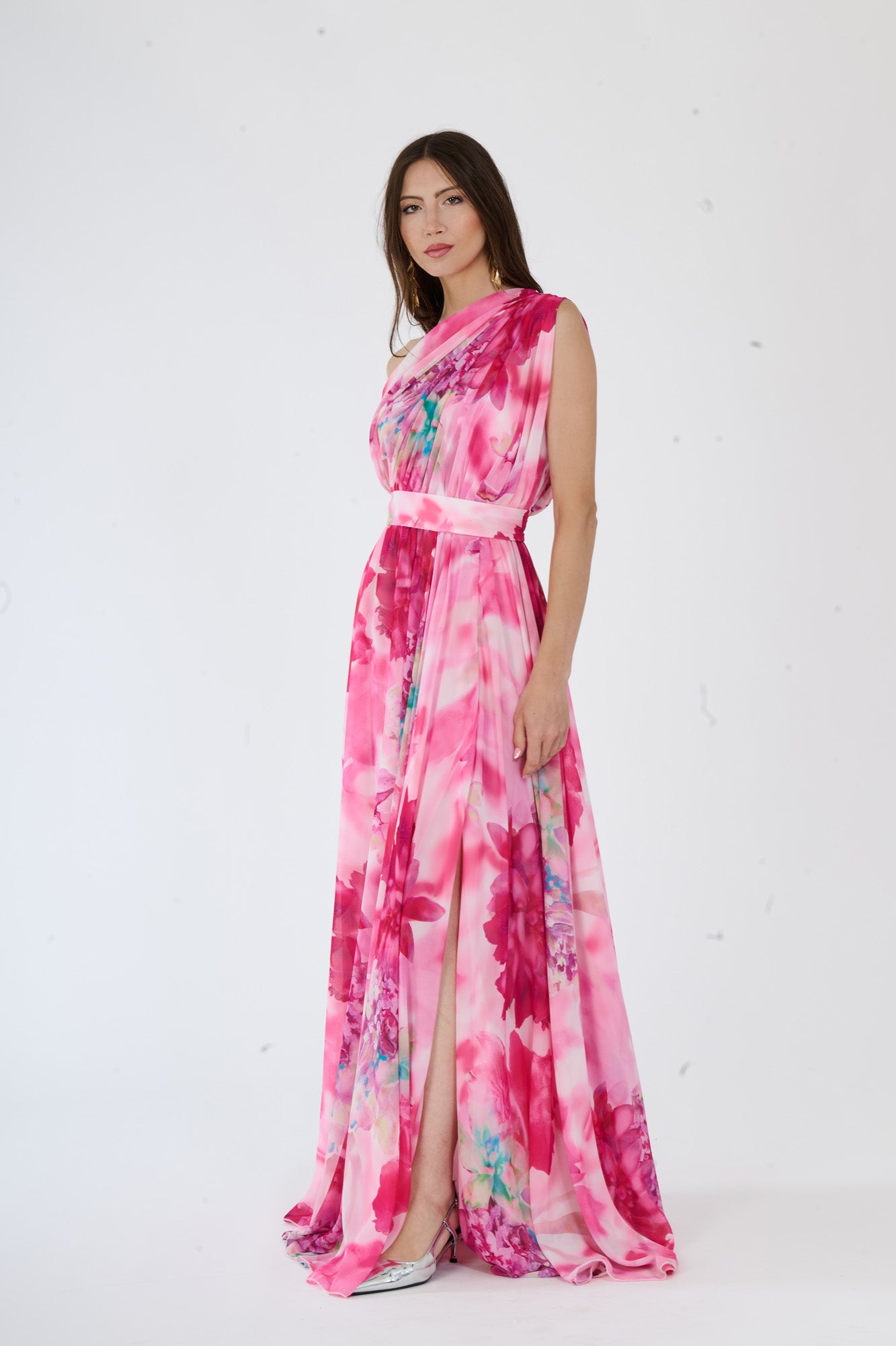 Modella in abito maxi Fuxia, stampa fluida e dettaglio slit per un look raffinato