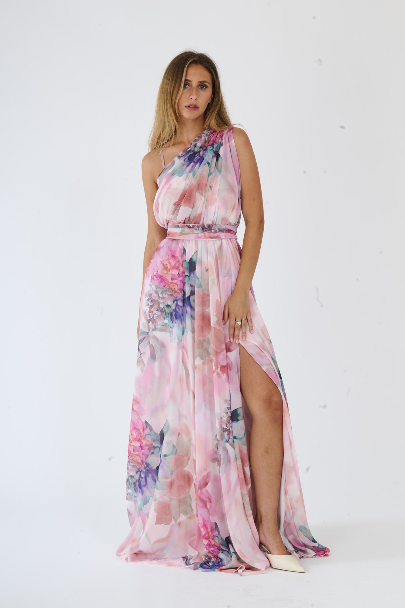 Donna con abito lungo a stampa floreale Rosa Antico, spalla unica e slit laterale