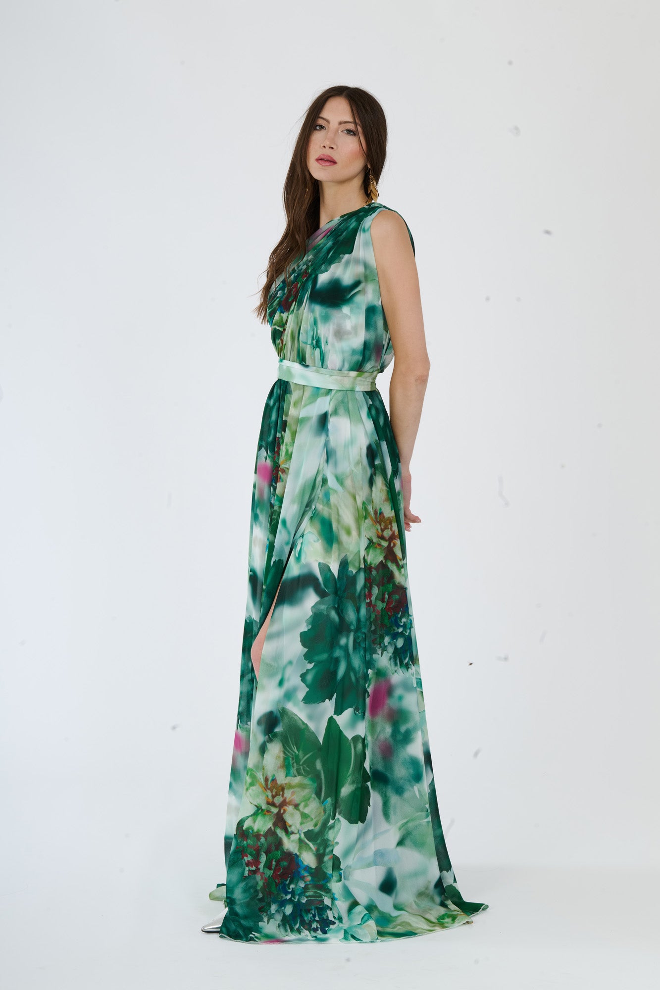 Modella in abito maxi Ottanio, stampa fluida e dettaglio slit per un look raffinato