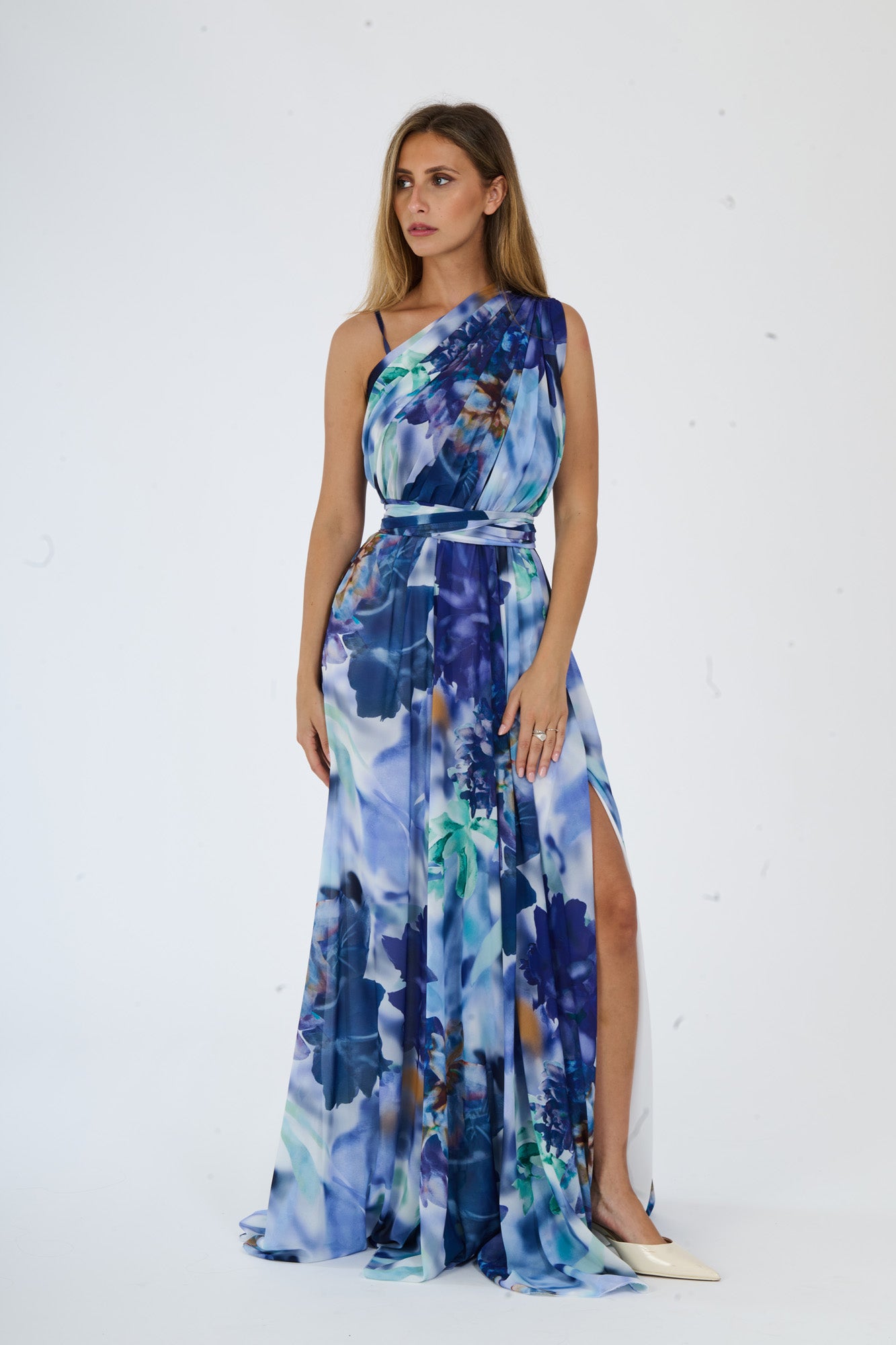 Donna con abito lungo a stampa floreale Navy, spalla unica e slit laterale